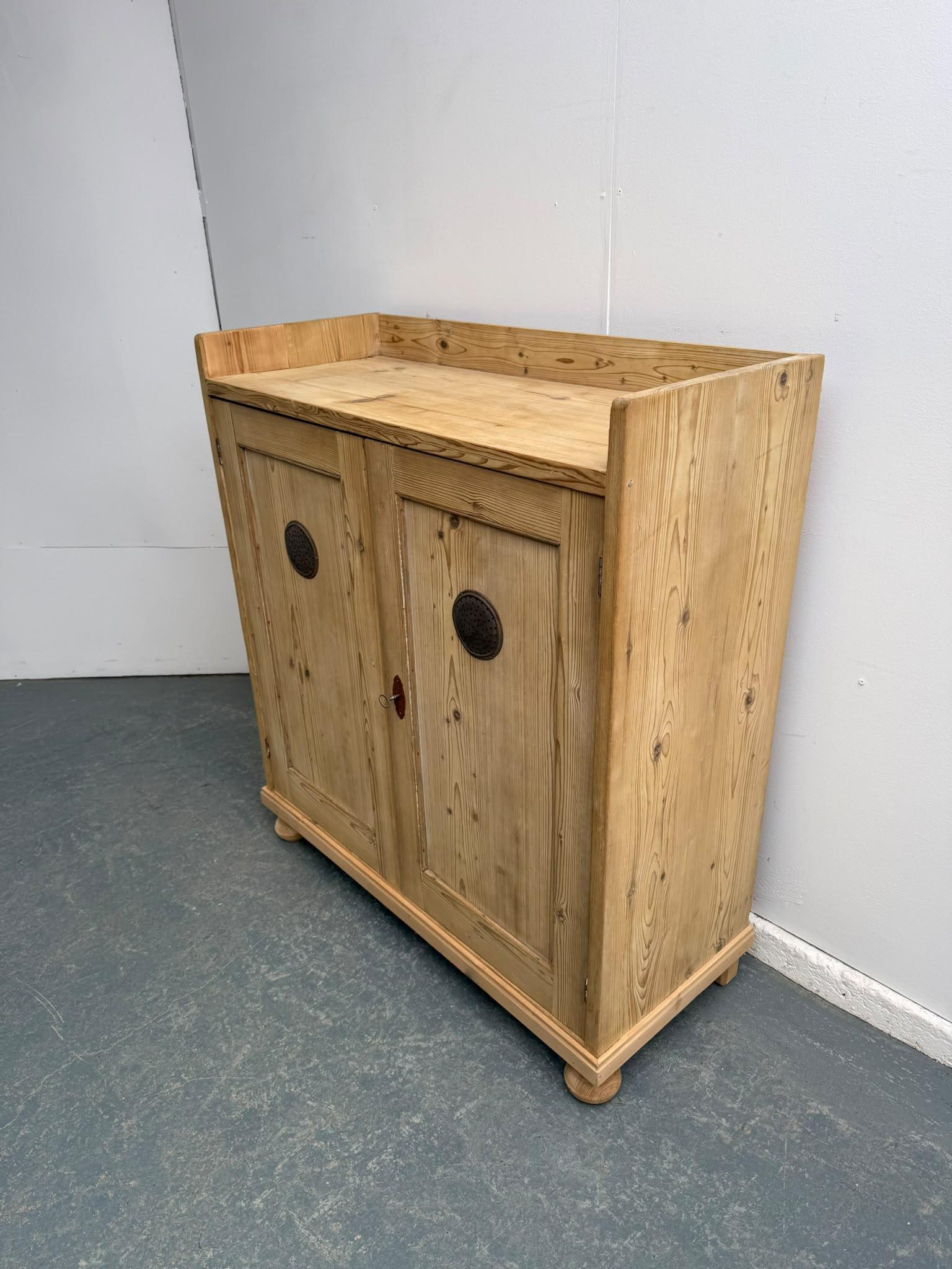 A Mint Clean Antique / Old Pine Victorian Vented 2 Door Cupboard to Wax/paint (1 of 11) A Mint Clean Antique / Old Pine Victorian Vented 2 Door Cupboard to Wax/paint (1 of 11)