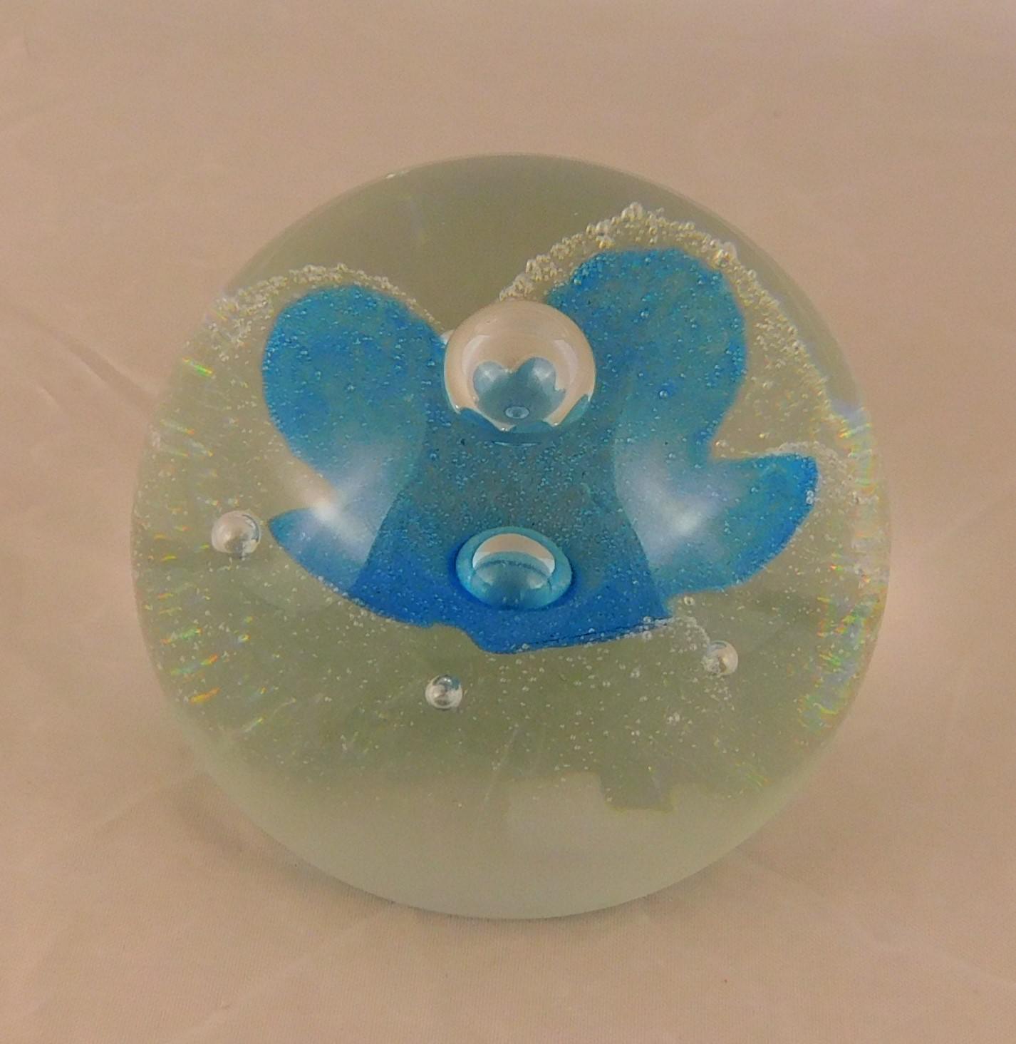Caithness "Ciig" Paper Weight (1 of 1) Caithness "Ciig" Paper Weight (1 of 1)