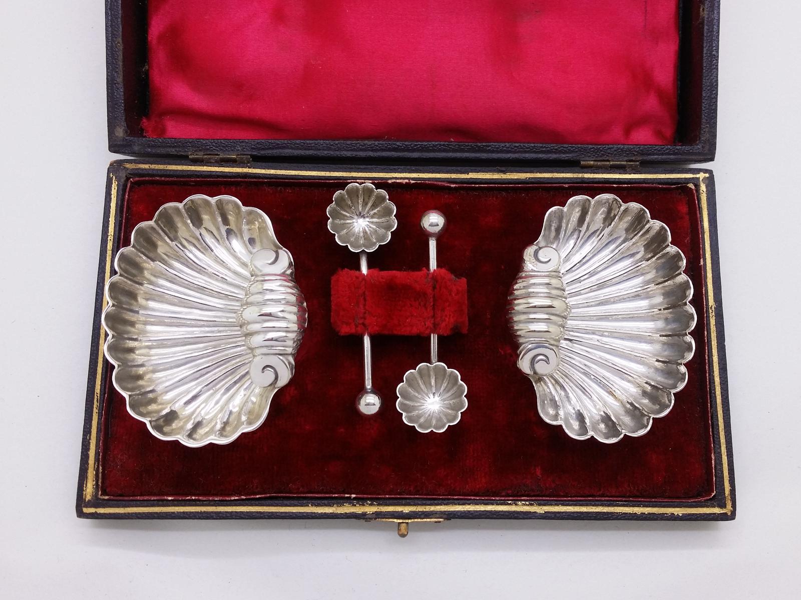 George V c.1920 Cased Pair of Silver Plated Shell Salt Cellars & Spoons (1 of 13)
