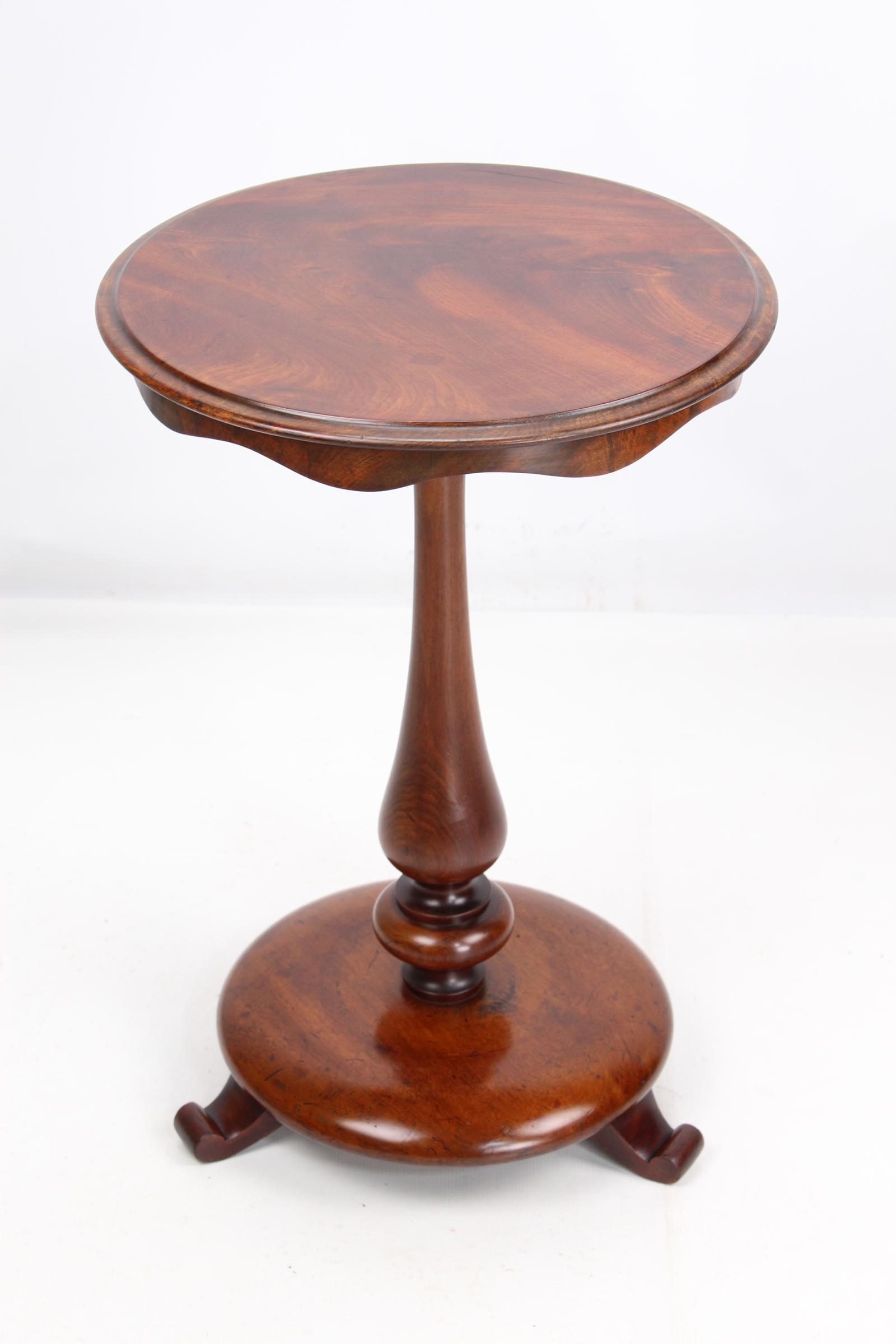 William IV Mahogany Wine Table / Lamp Table (1 of 13) William IV Mahogany Wine Table / Lamp Table (1 of 13)