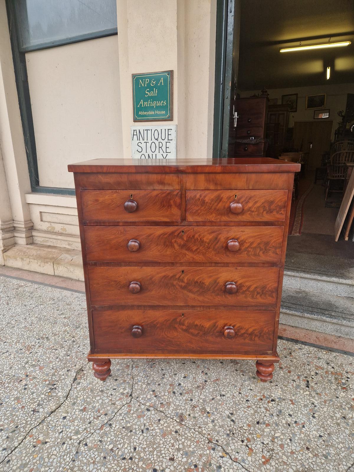 Superb Victorian Mahogany Chest of Drawers (1 of 12) Superb Victorian Mahogany Chest of Drawers (1 of 12)