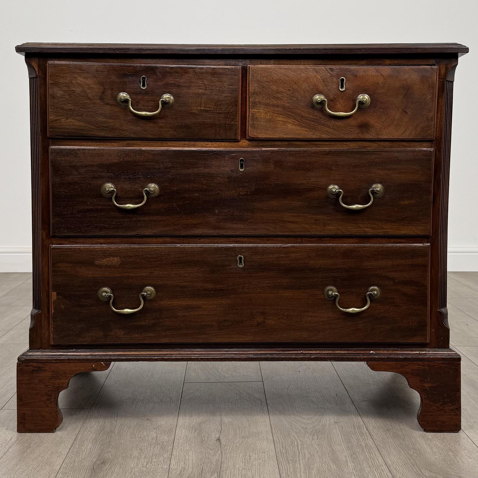 Antique 18th Century Small Mahogany Chest of Drawers (1 of 11) Antique 18th Century Small Mahogany Chest of Drawers (1 of 11)