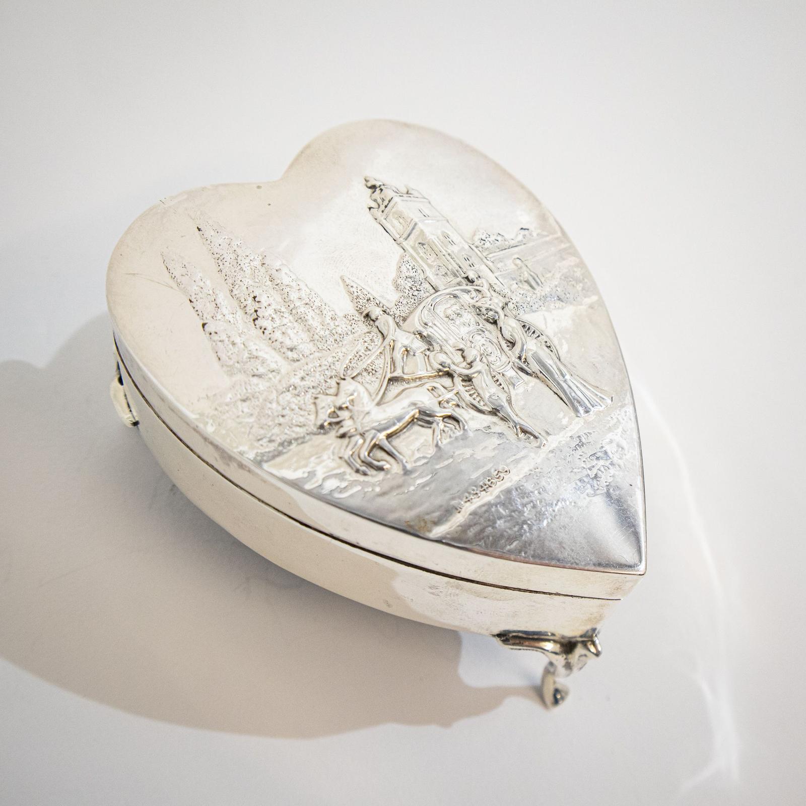William Comyns Silver Heart Shaped Box (1 of 8)