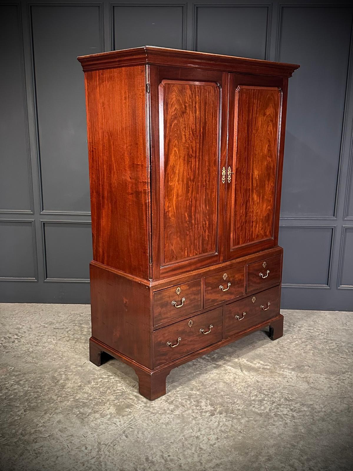 Georgian Mahogany Gentlemans Wardrobe (1 of 8) Georgian Mahogany Gentlemans Wardrobe (1 of 8)