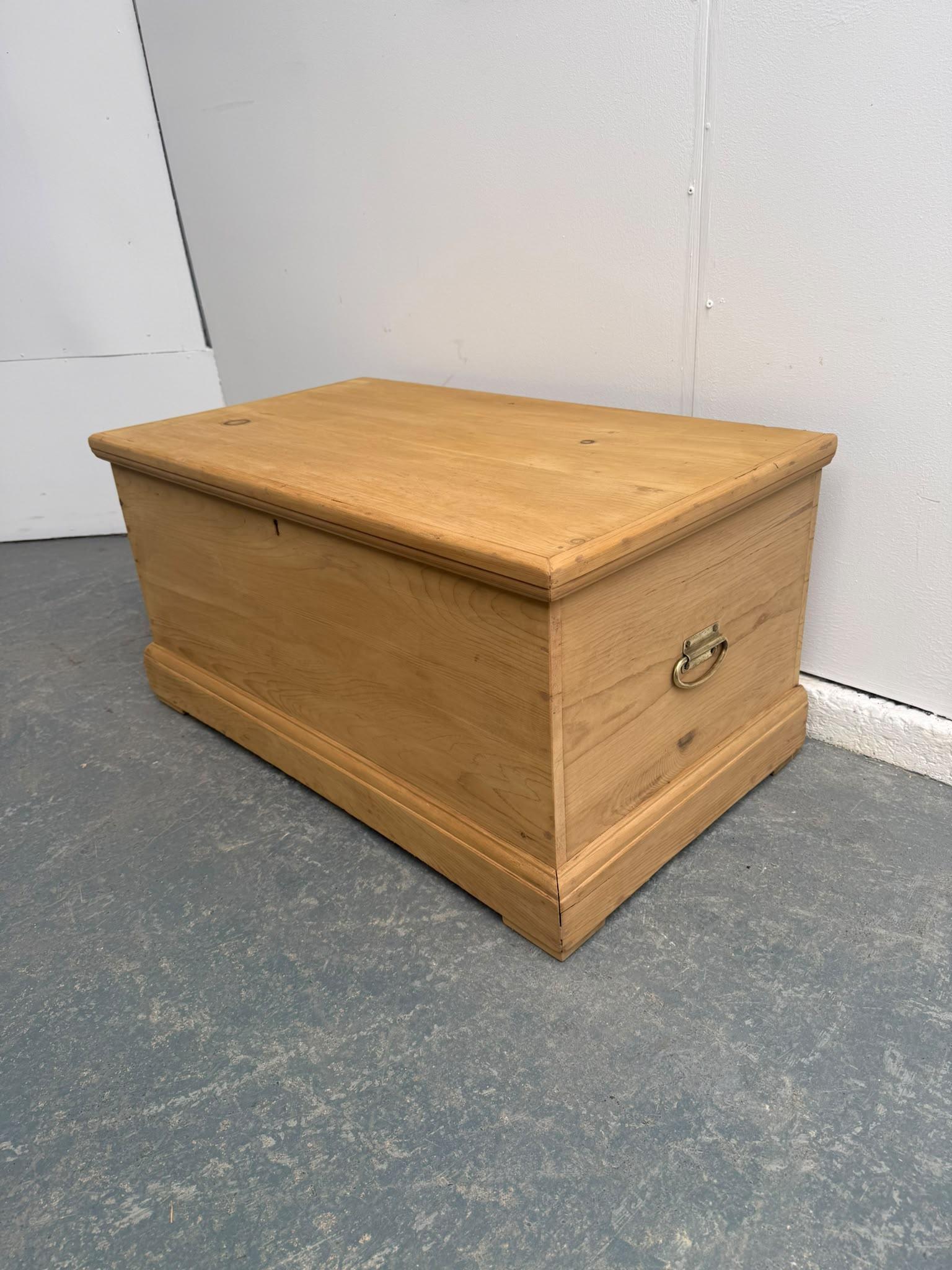 A Cute Lovely Waxed Antique / Old Pine Victorian Box / Coffee Table (1 of 10) A Cute Lovely Waxed Antique / Old Pine Victorian Box / Coffee Table (1 of 10)