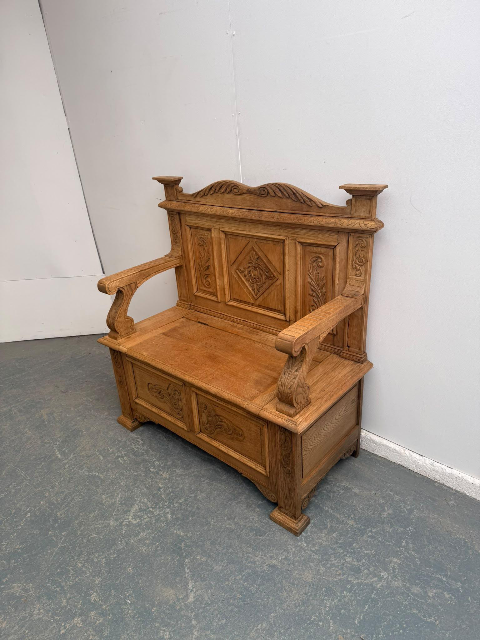 Quality Light Oak Victorian Waxed Carved 1/2 Seater Hall Box Settle (1 of 11) Quality Light Oak Victorian Waxed Carved 1/2 Seater Hall Box Settle (1 of 11)