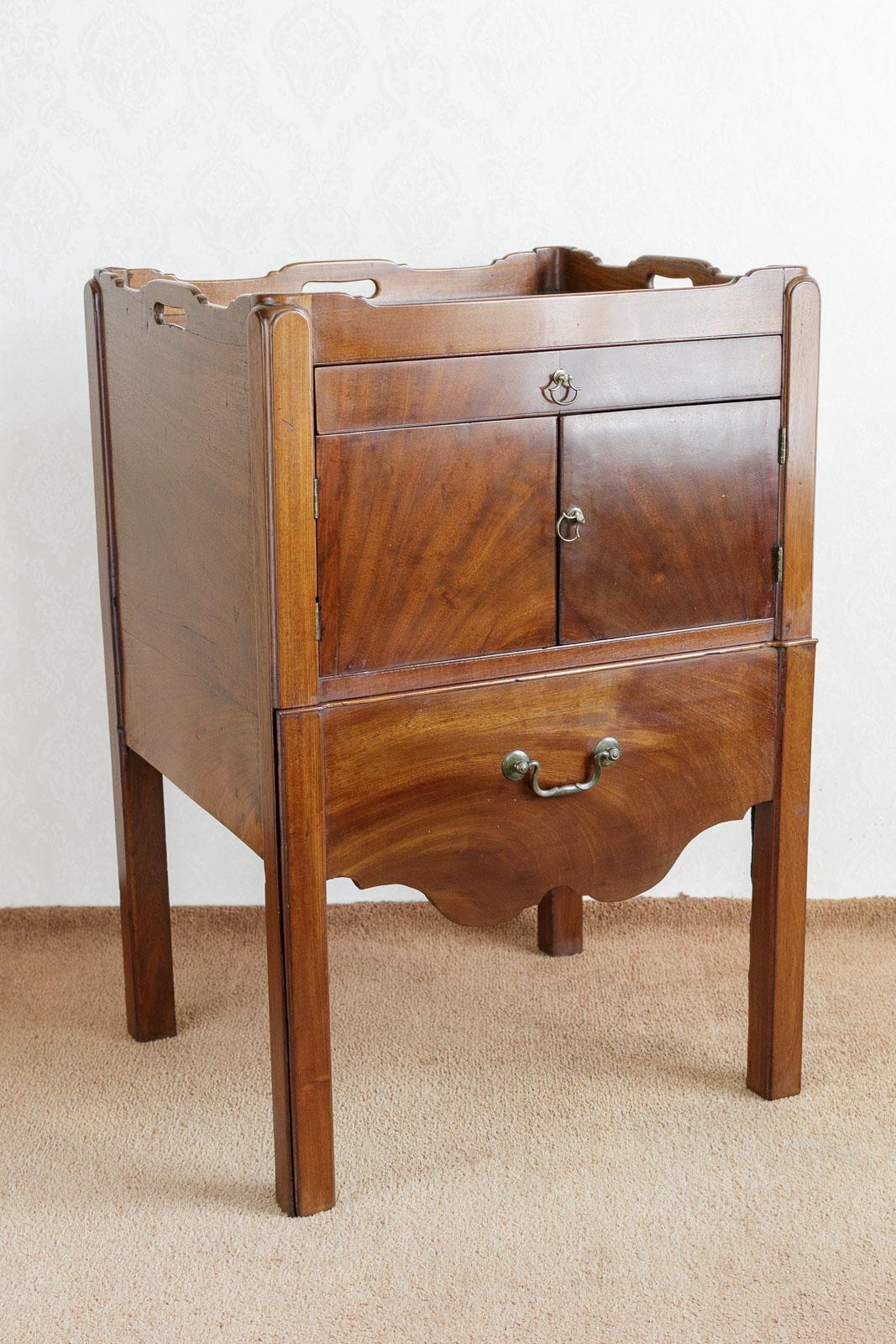 18th Century Mahogany Tray Top Pot Cupboard (1 of 9)