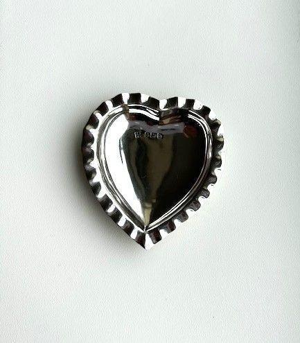 Charming Edwardian Heart Shaped Pin / Ring Tray (1 of 4)