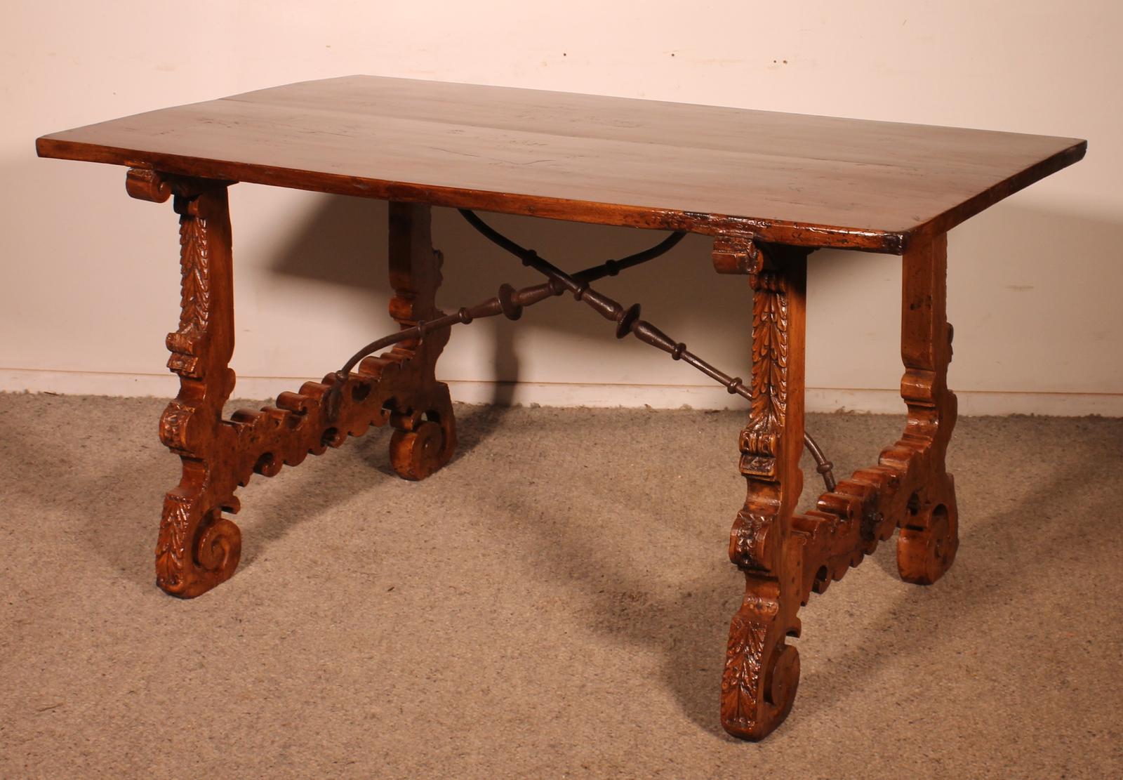 Spanish Renaissance Table in Blond Walnut - 17th Century (1 of 13) Spanish Renaissance Table in Blond Walnut - 17th Century (1 of 13)