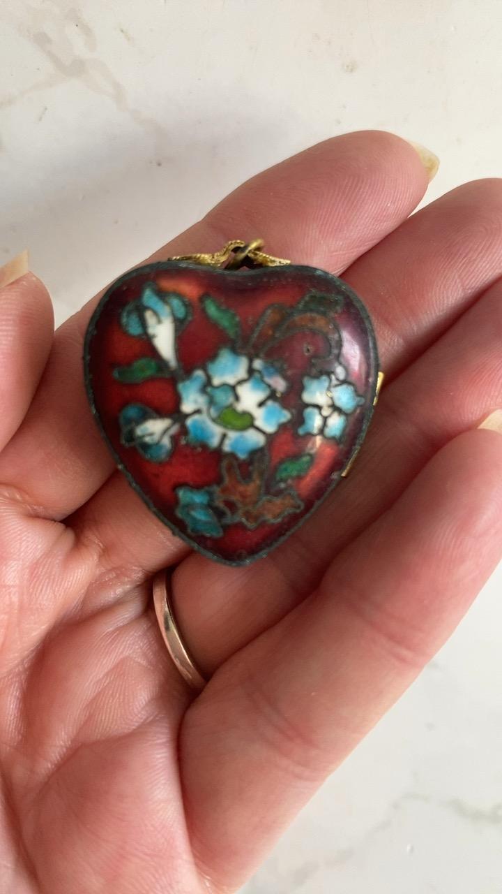 Antique Chinese Cloisonné Red Heart Enamel Locket Pendant Box (1 of 3) Antique Chinese Cloisonné Red Heart Enamel Locket Pendant Box (1 of 3)