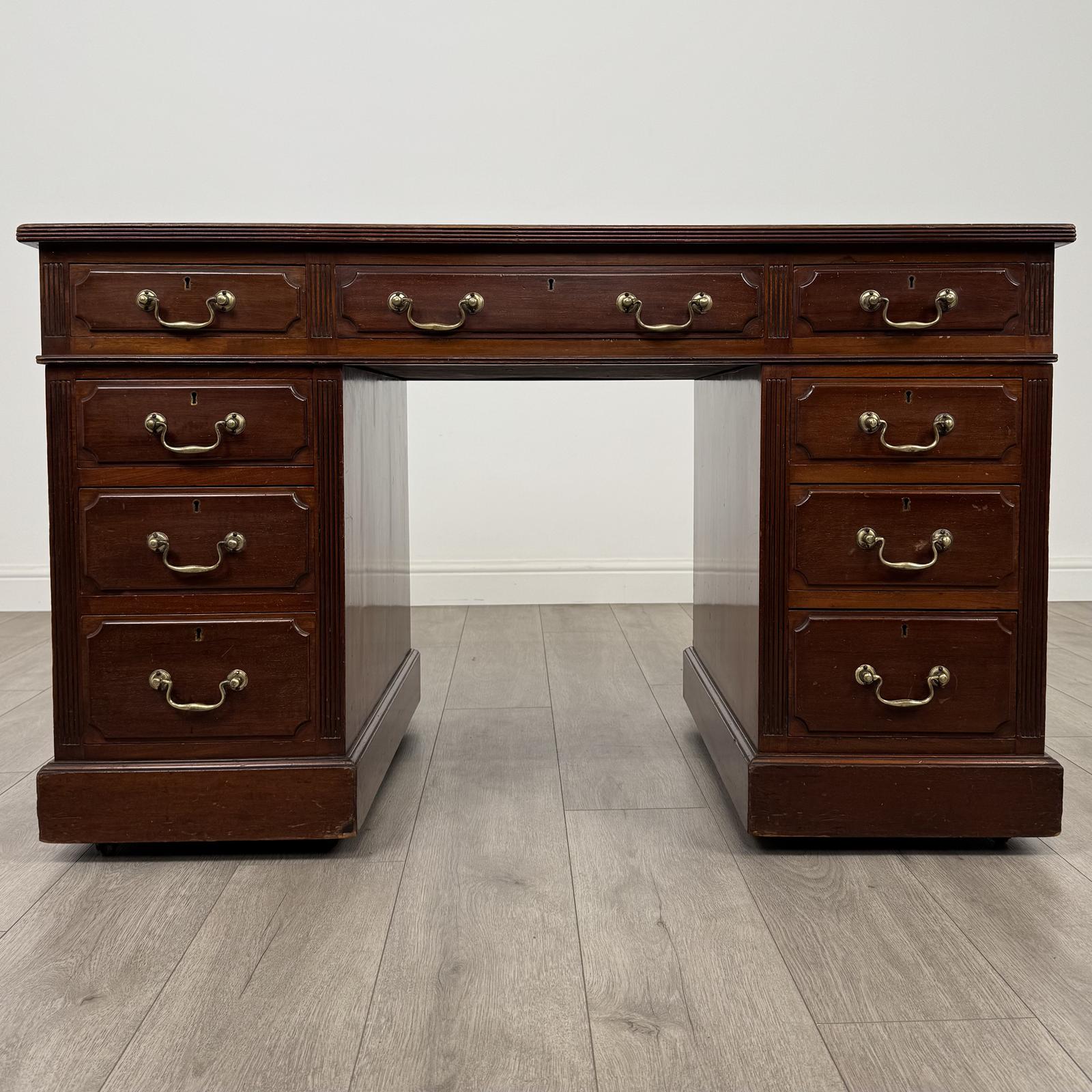 Antique 20th Century Good Quality Pedestal Desk in Mahogany (1 of 11)