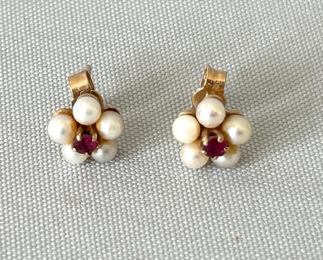 Pair of Vintage 9ct Gold, Pearl & Ruby Stud Earrings (1 of 7) Pair of Vintage 9ct Gold, Pearl & Ruby Stud Earrings (1 of 7)