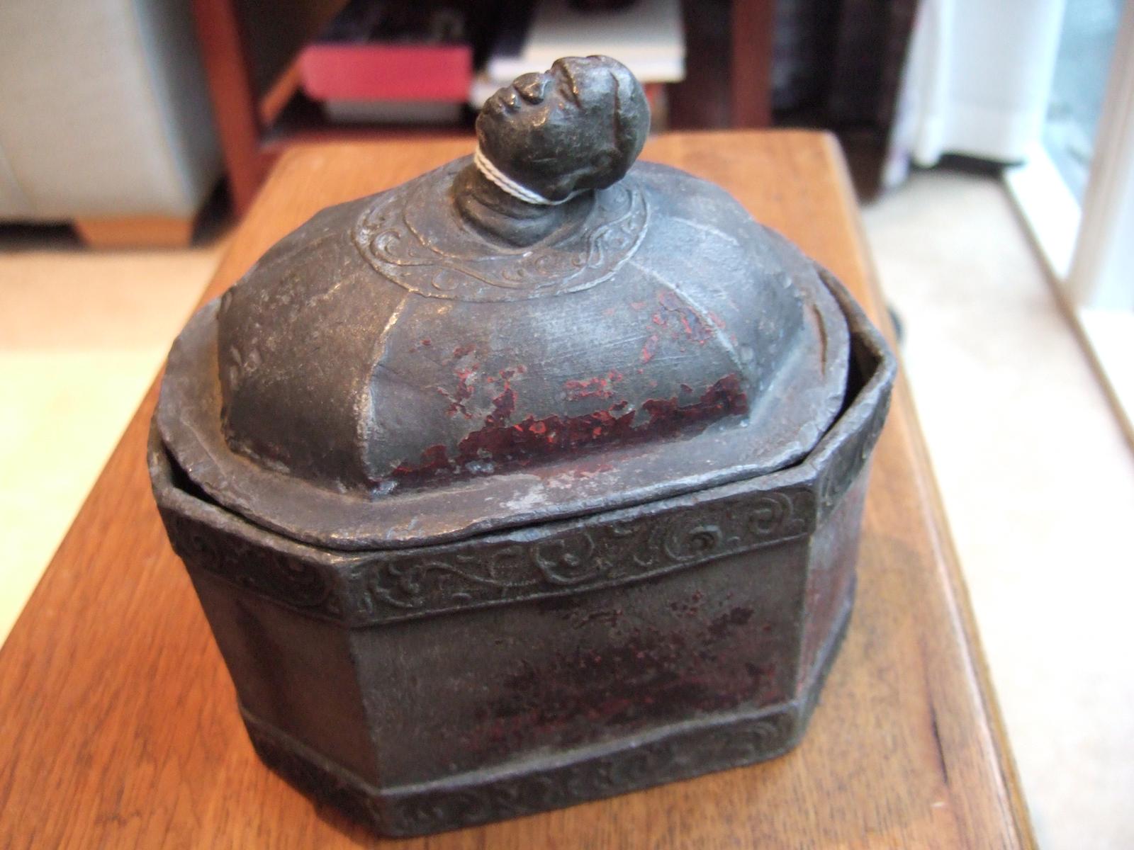 18th Century Lead Tobacco Box with Slaves Head Finial (1 of 4) 18th Century Lead Tobacco Box with Slaves Head Finial (1 of 4)