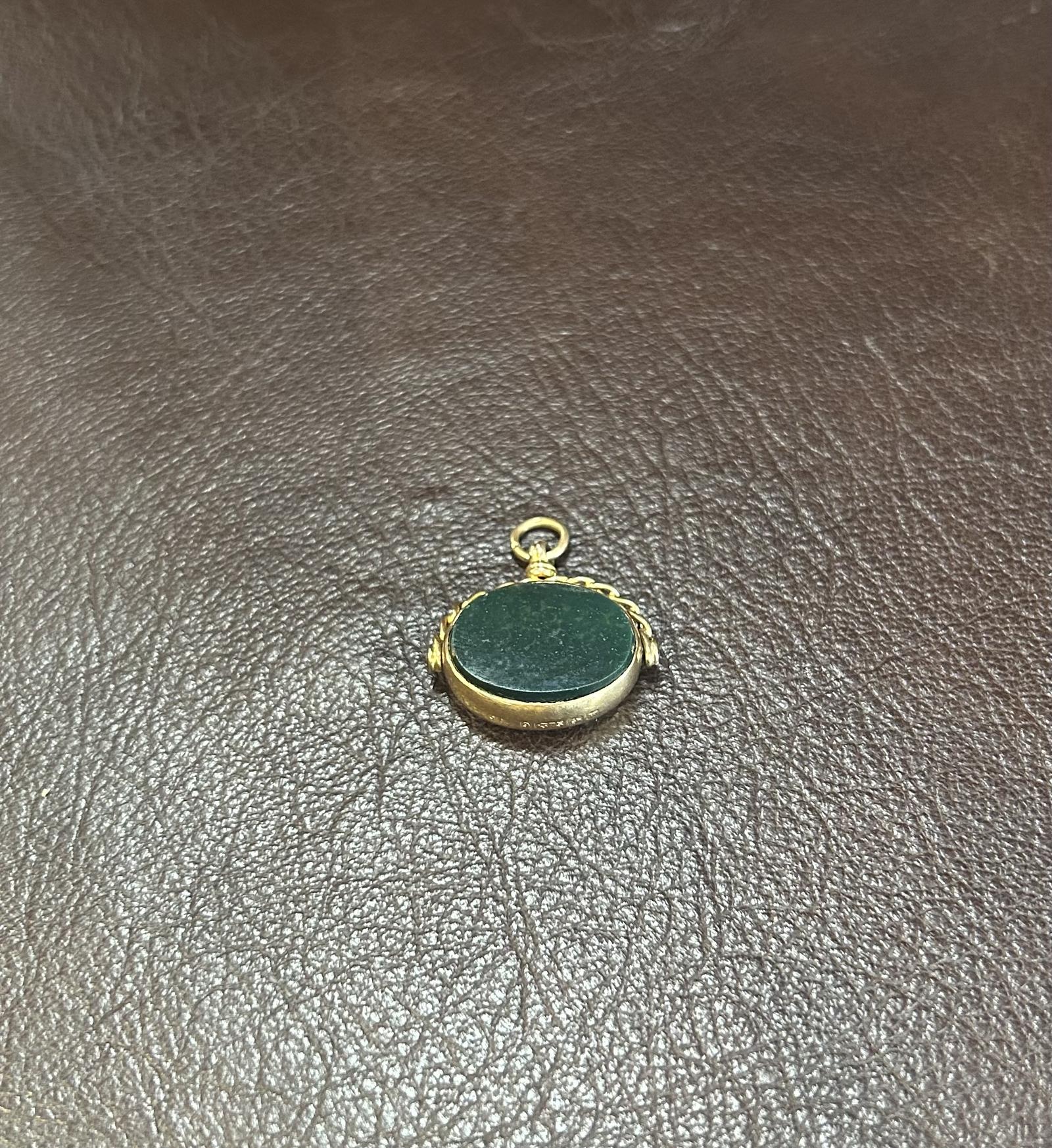9ct Gold Cornelian & Blood Stone Fob (1 of 2) 9ct Gold Cornelian & Blood Stone Fob (1 of 2)