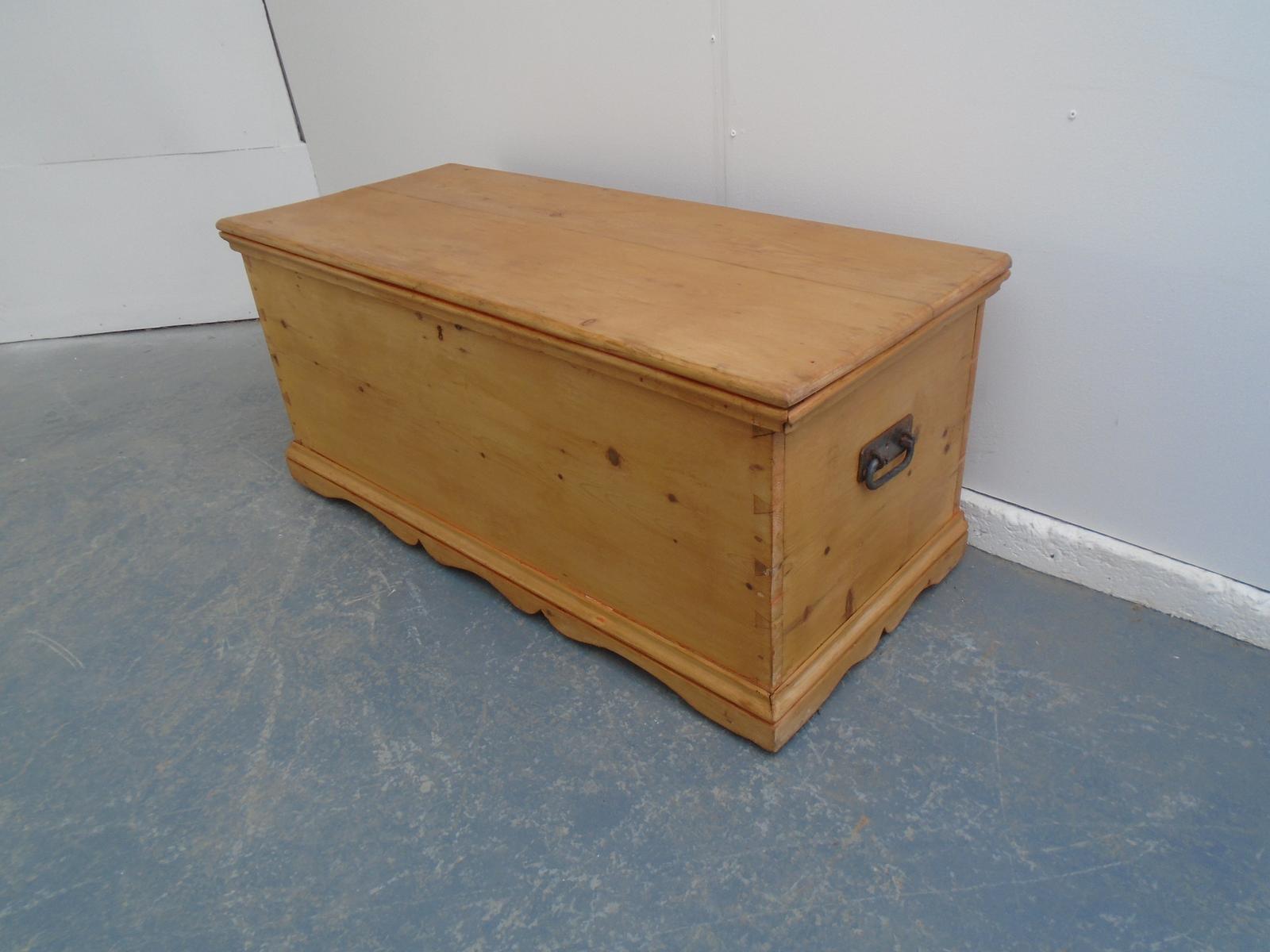 A Superb Low Antique / Old Pine Waxed Georgian Blanket Box / TV Stand (1 of 8)