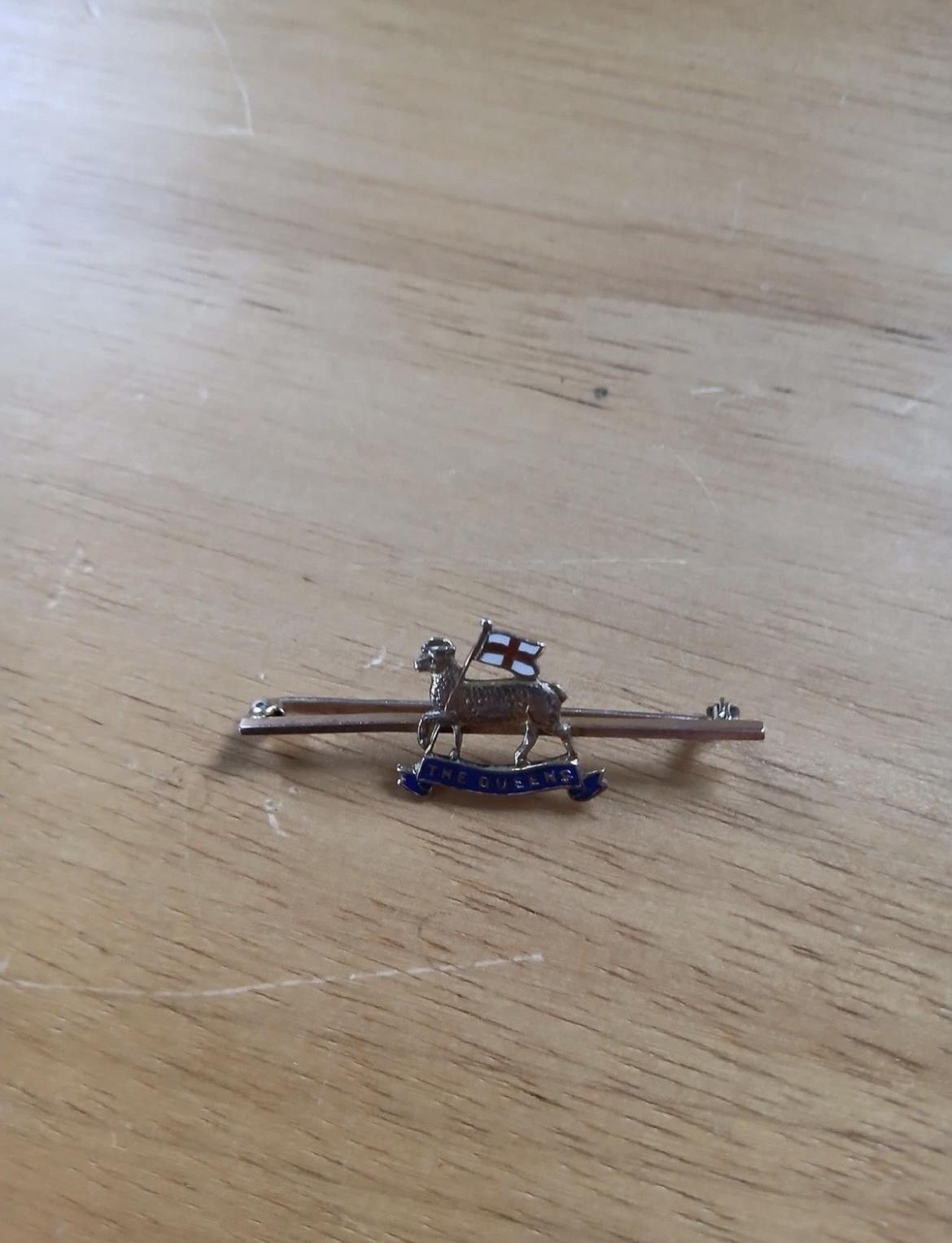 18ct Gold Sweetheart Army Brooch Queens Regiment Lamb Flag (1 of 4)