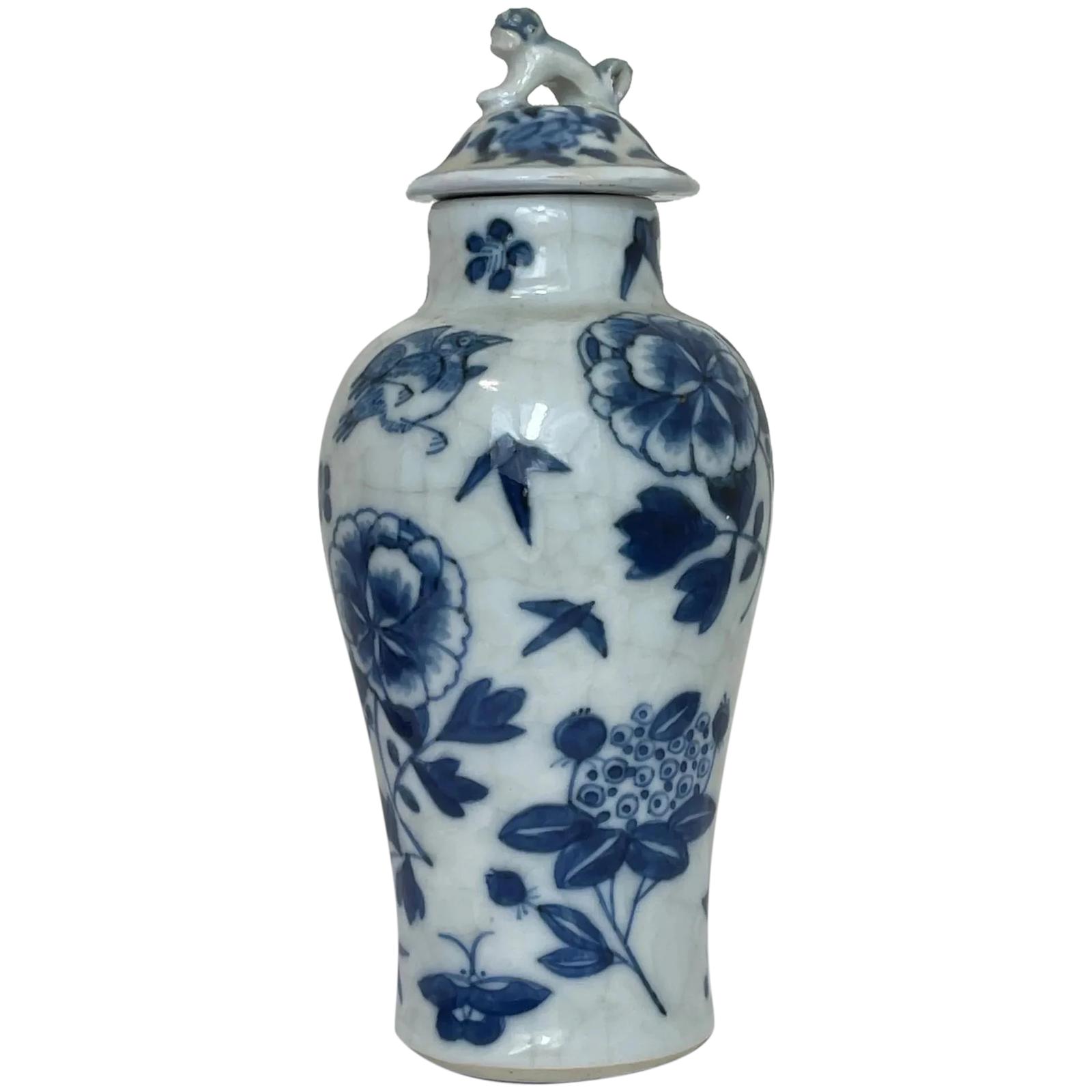 Small Porcelain Qing Chinese Kangxi Mark 19th Century Foo Dog Vase (1 of 47)