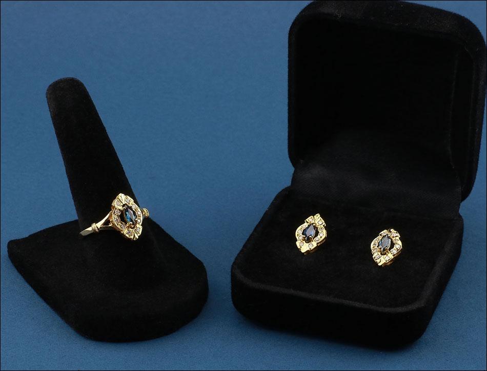 Beautiful Vintage Set of 18K Gold Ring and Earrings with Diamonds and Sapphire (1 of 11)