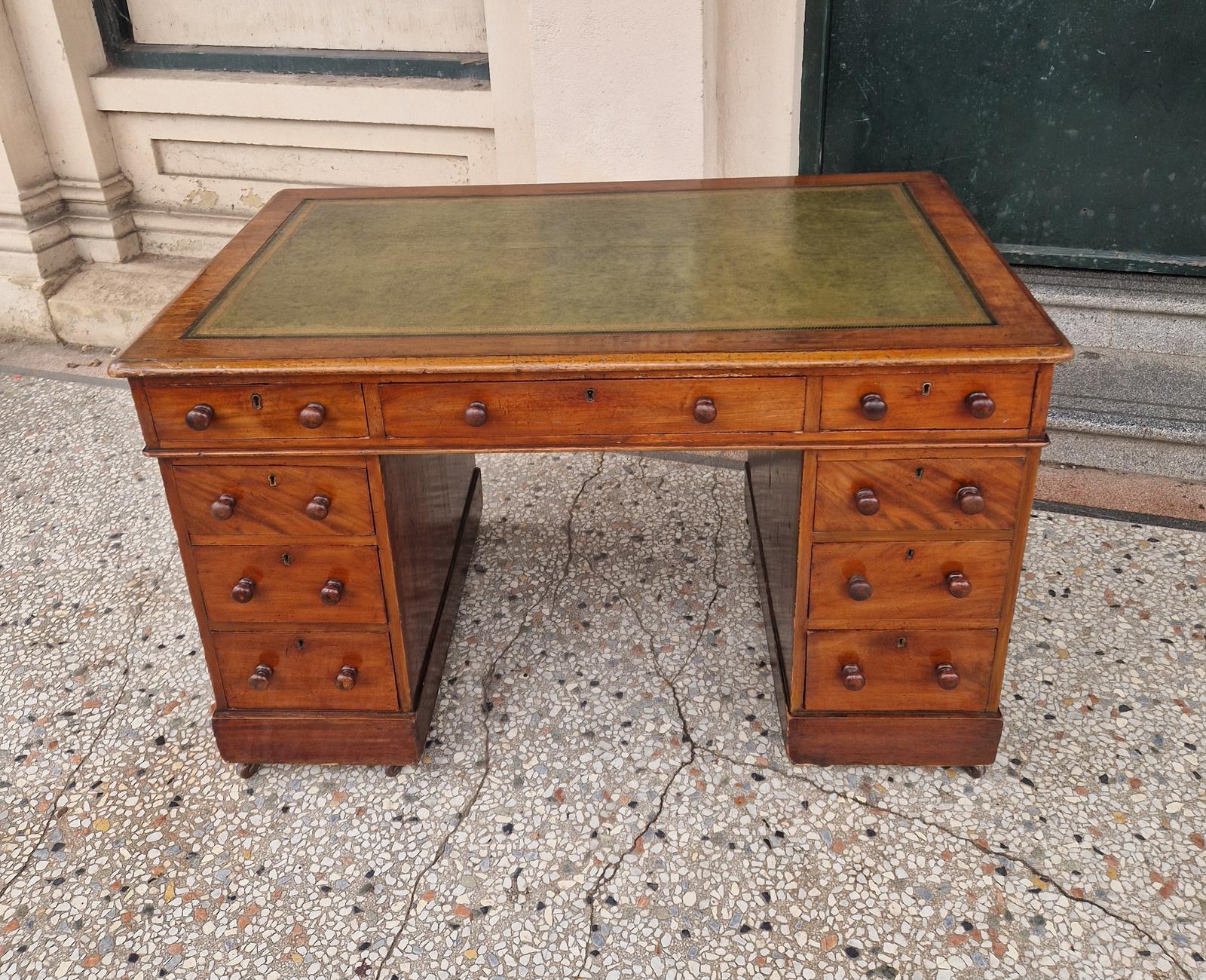 Good Victorian Mahogany Pedestal Desk (1 of 8)