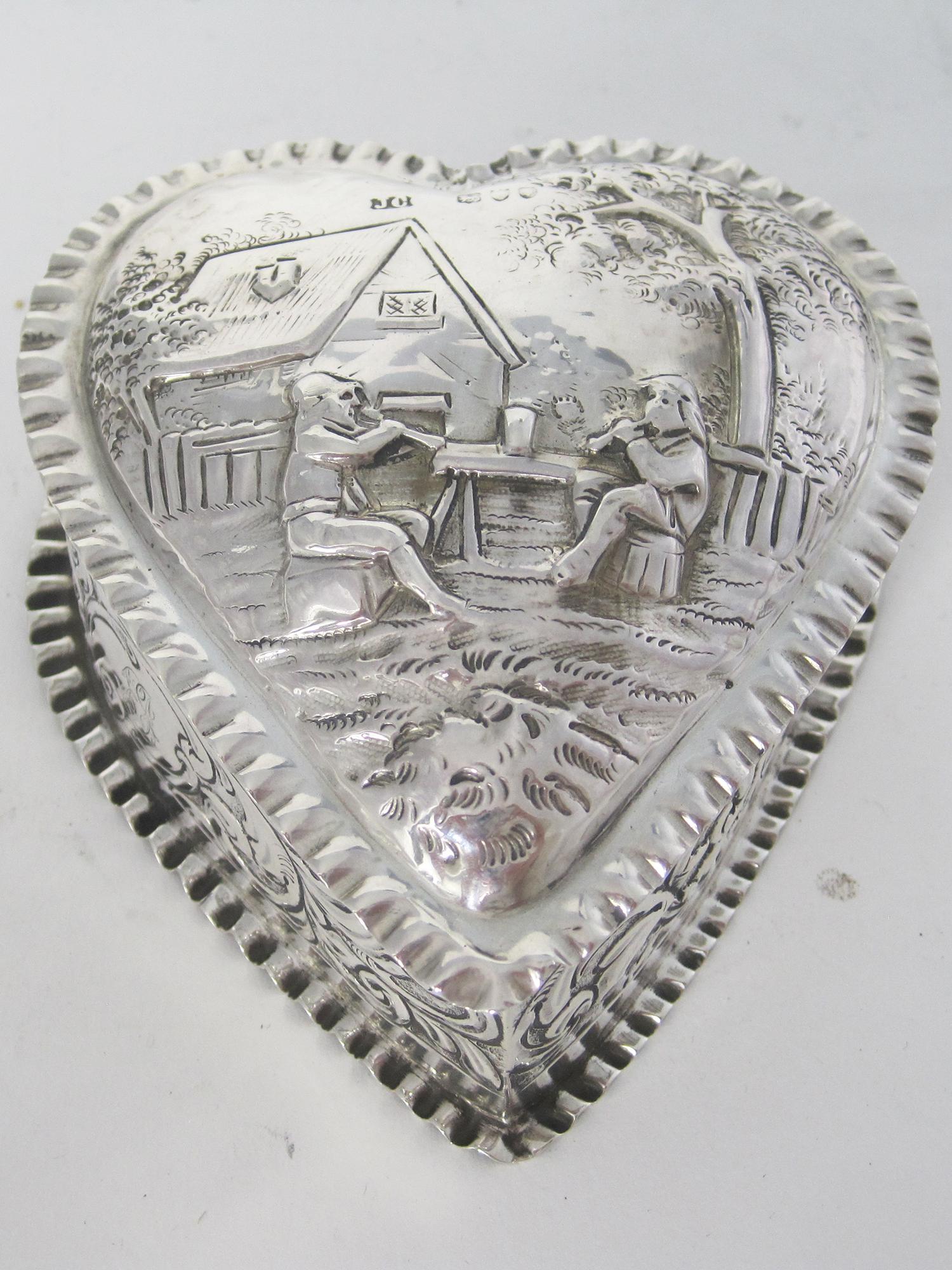 Charming Large Victorian Silver Heart Shaped Jewellery or Trinket Box (1 of 7)