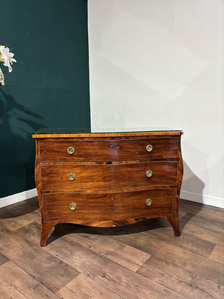 George III Hepplewhite Chest Of Serpentine Form (1 of 19) George III Hepplewhite Chest Of Serpentine Form (1 of 19)