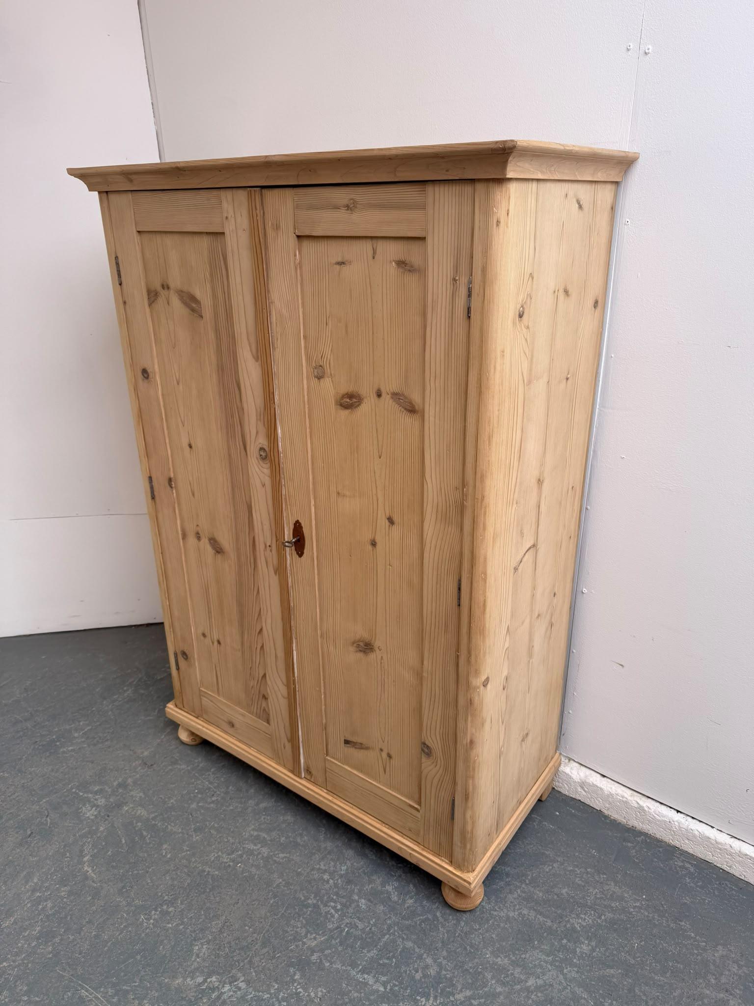 Cracking Shallow Victorian Antique Pine Storage Cupboard to wax / paint (1 of 11) Cracking Shallow Victorian Antique Pine Storage Cupboard to wax / paint (1 of 11)