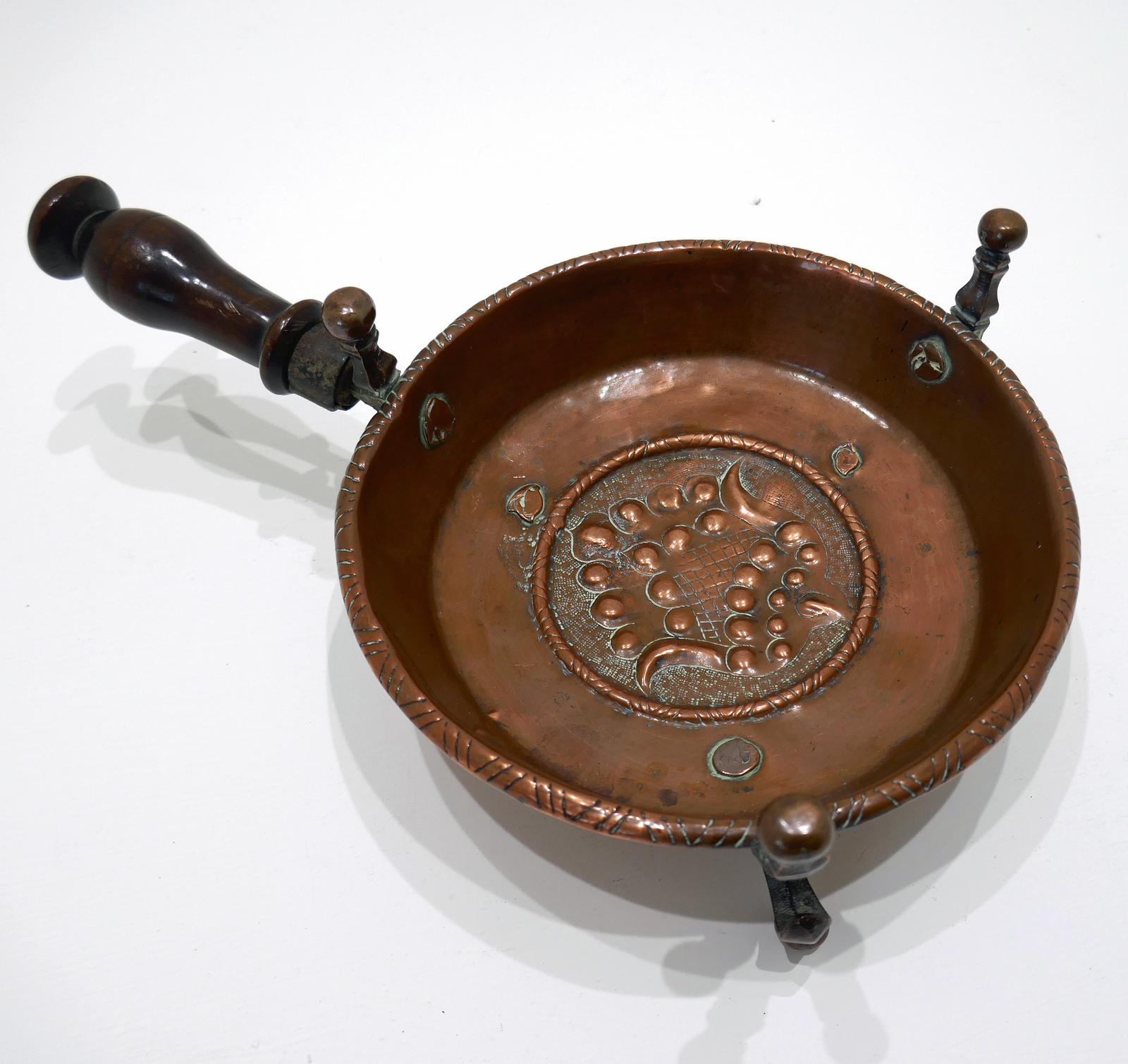 Antique Early Metalware 17th Century / 18th Century Copper Chafing Dish with Fruitwood Turned Handle (1 of 5) Antique Early Metalware 17th Century / 18th Century Copper Chafing Dish with Fruitwood Turned Handle (1 of 5)