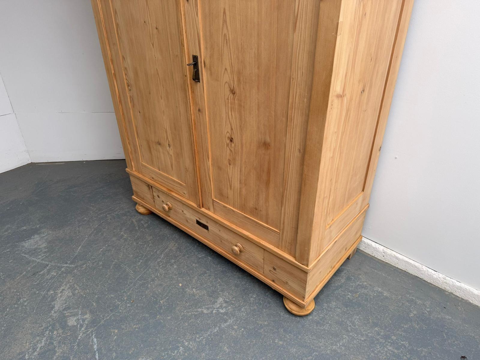 A Lovely Victorian Antique / Old Pine 2 Door Knockdown Wardrobe to Wax/paint (1 of 11) A Lovely Victorian Antique / Old Pine 2 Door Knockdown Wardrobe to Wax/paint (1 of 11)