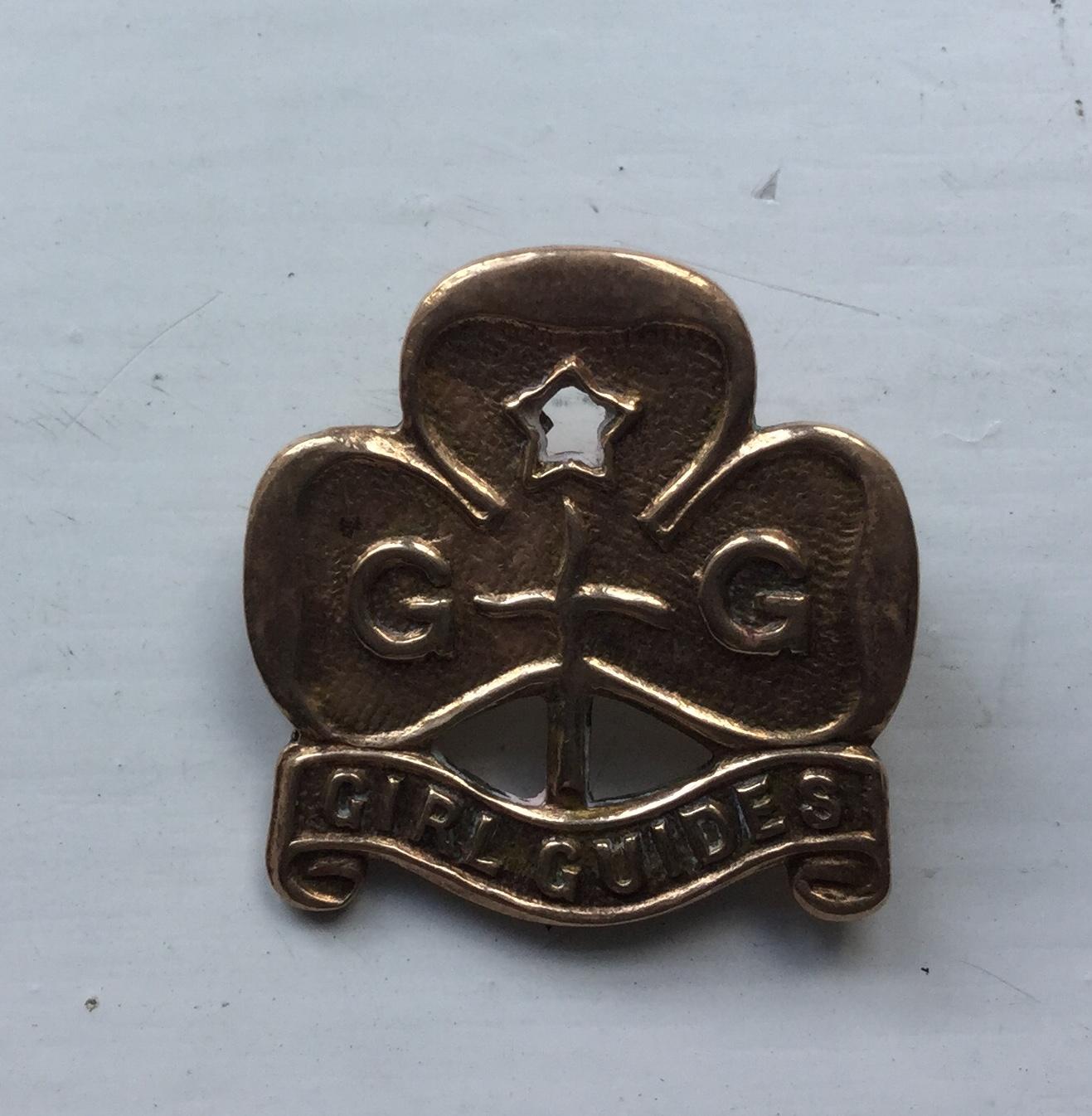 Vintage Brass Trefoil Girl Guide Badge (1 of 3)