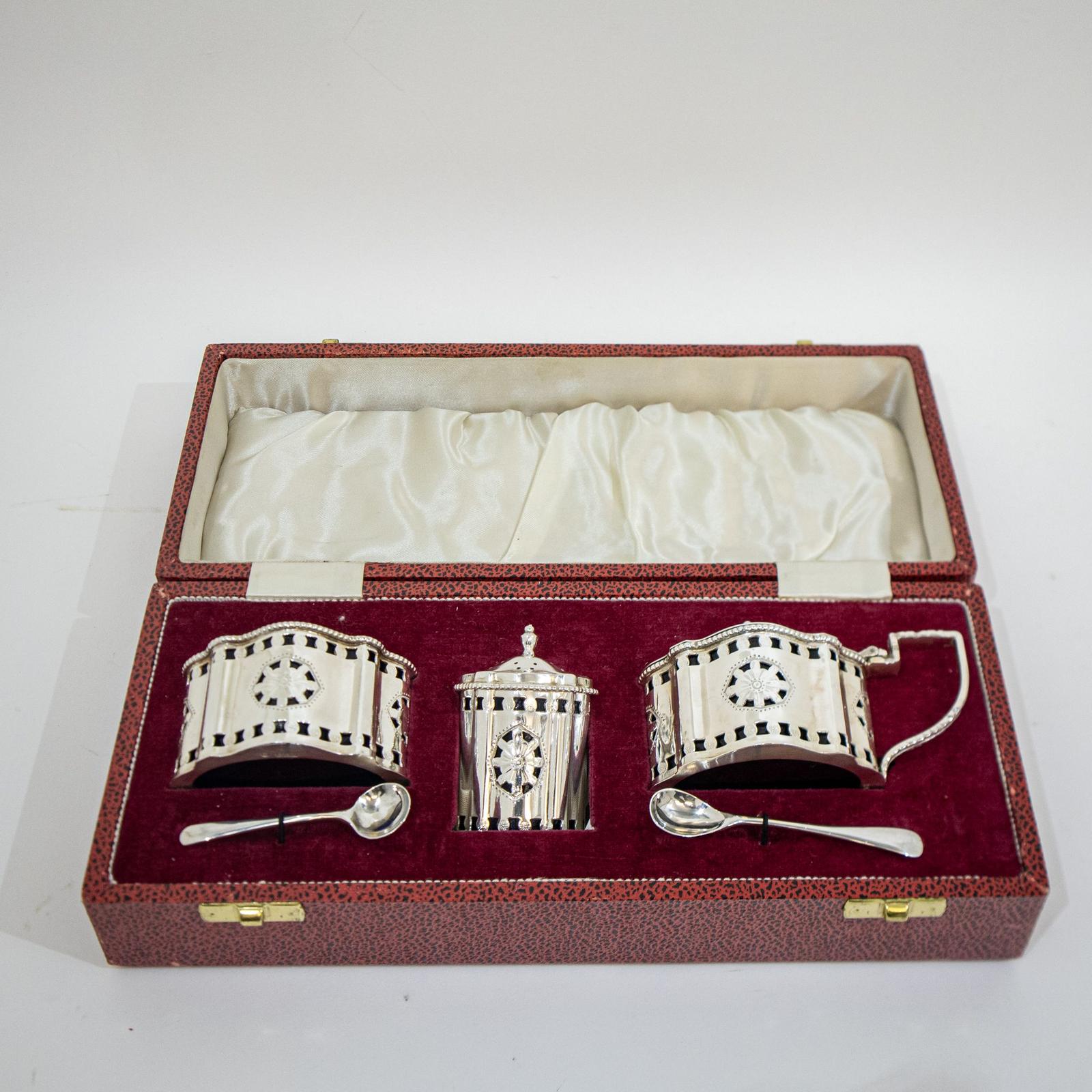 Superb Cased Silver Five Piece Cruet Set (1 of 9)