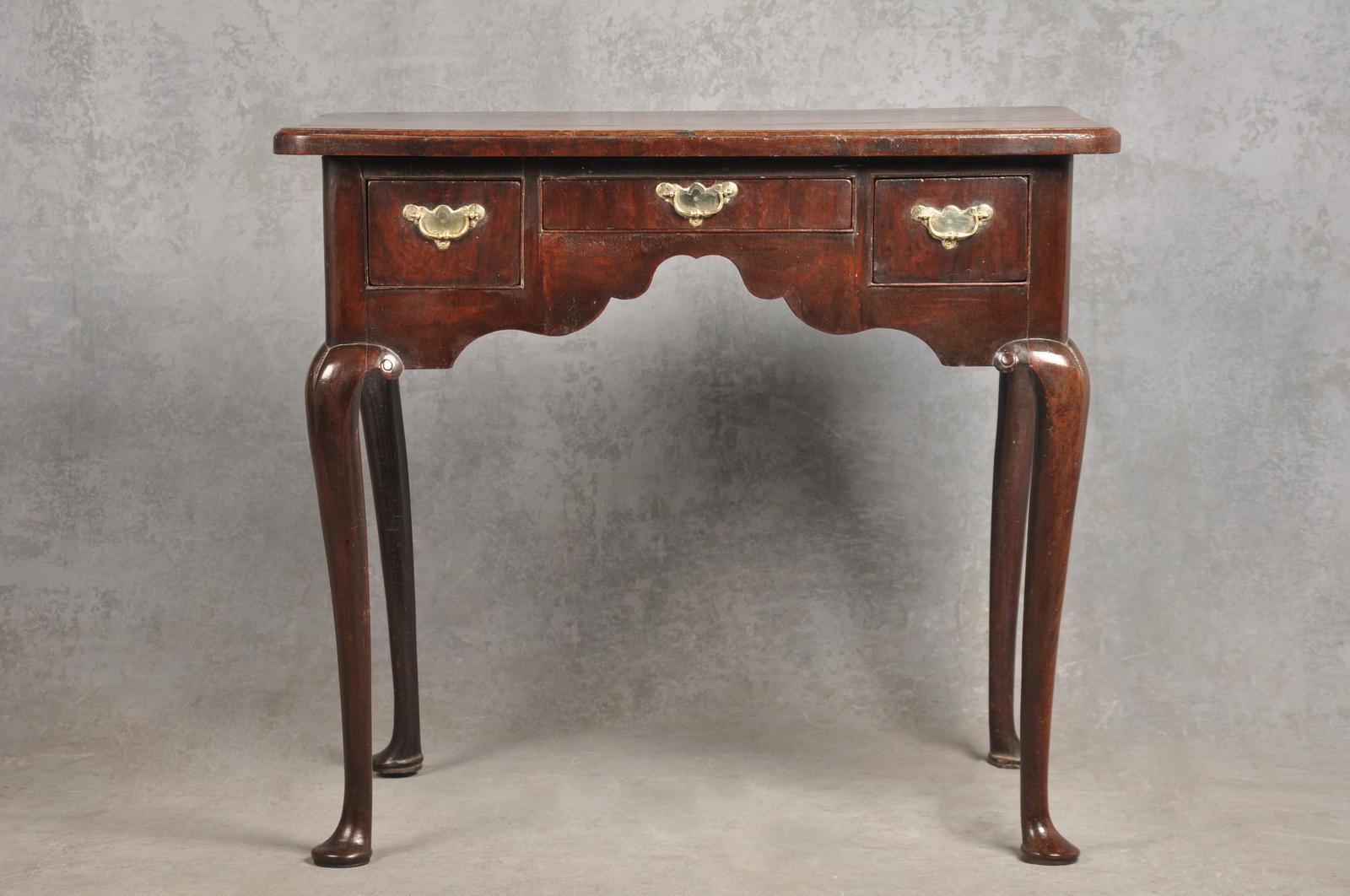 Fine Early 18th Century Mahogany Lowboy (1 of 8) Fine Early 18th Century Mahogany Lowboy (1 of 8)