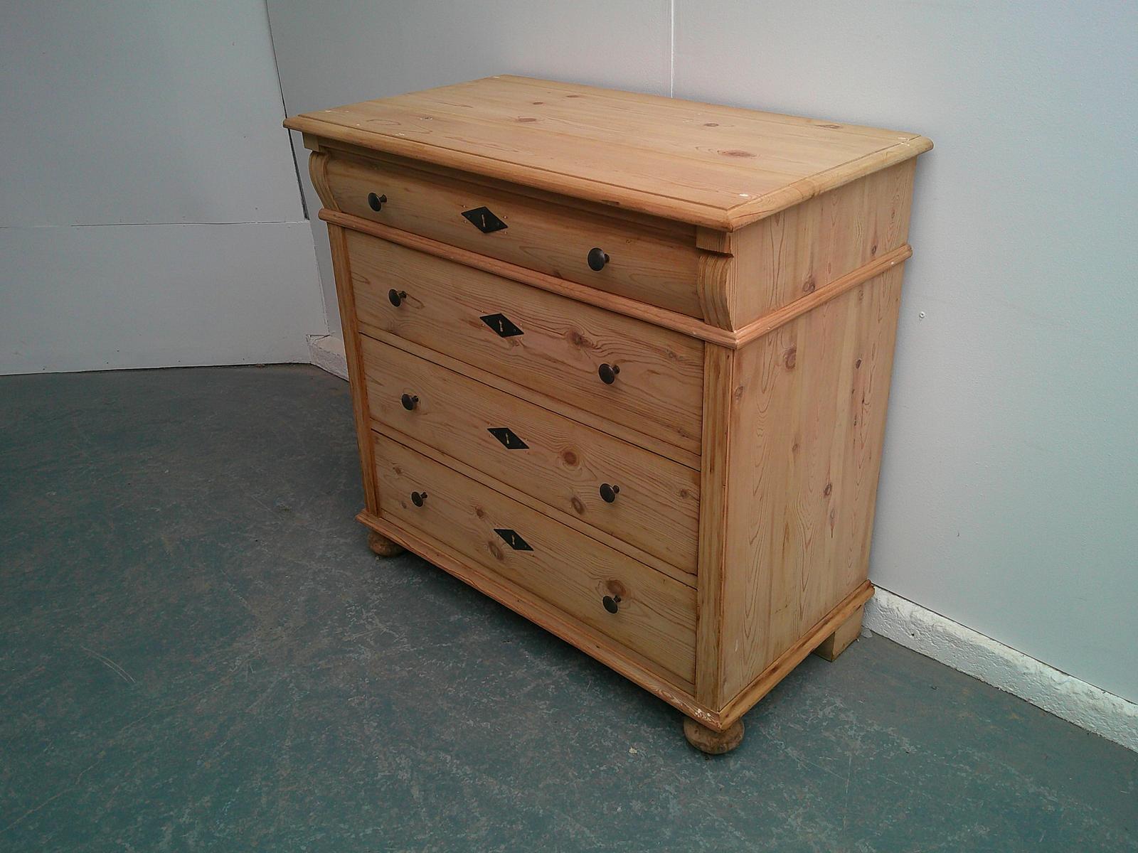 Lovely Curved Victorian Antique Pine 4 Drawer Chest of Drawers to wax / paint (1 of 11) Lovely Curved Victorian Antique Pine 4 Drawer Chest of Drawers to wax / paint (1 of 11)