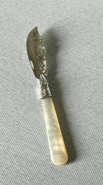 Early George V Silver & Mother-of-pearl Butterknife (1 of 5) Early George V Silver & Mother-of-pearl Butterknife (1 of 5)