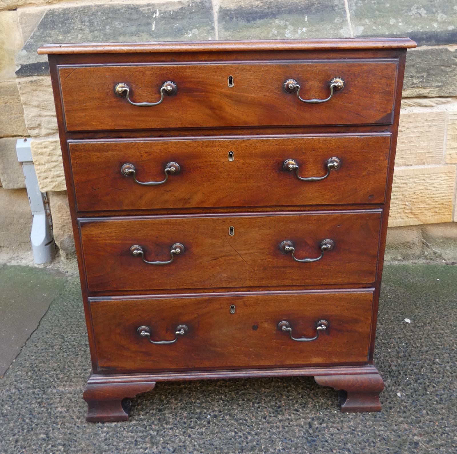 Small Georgian Mahogany Chest of Drawers (1 of 8)