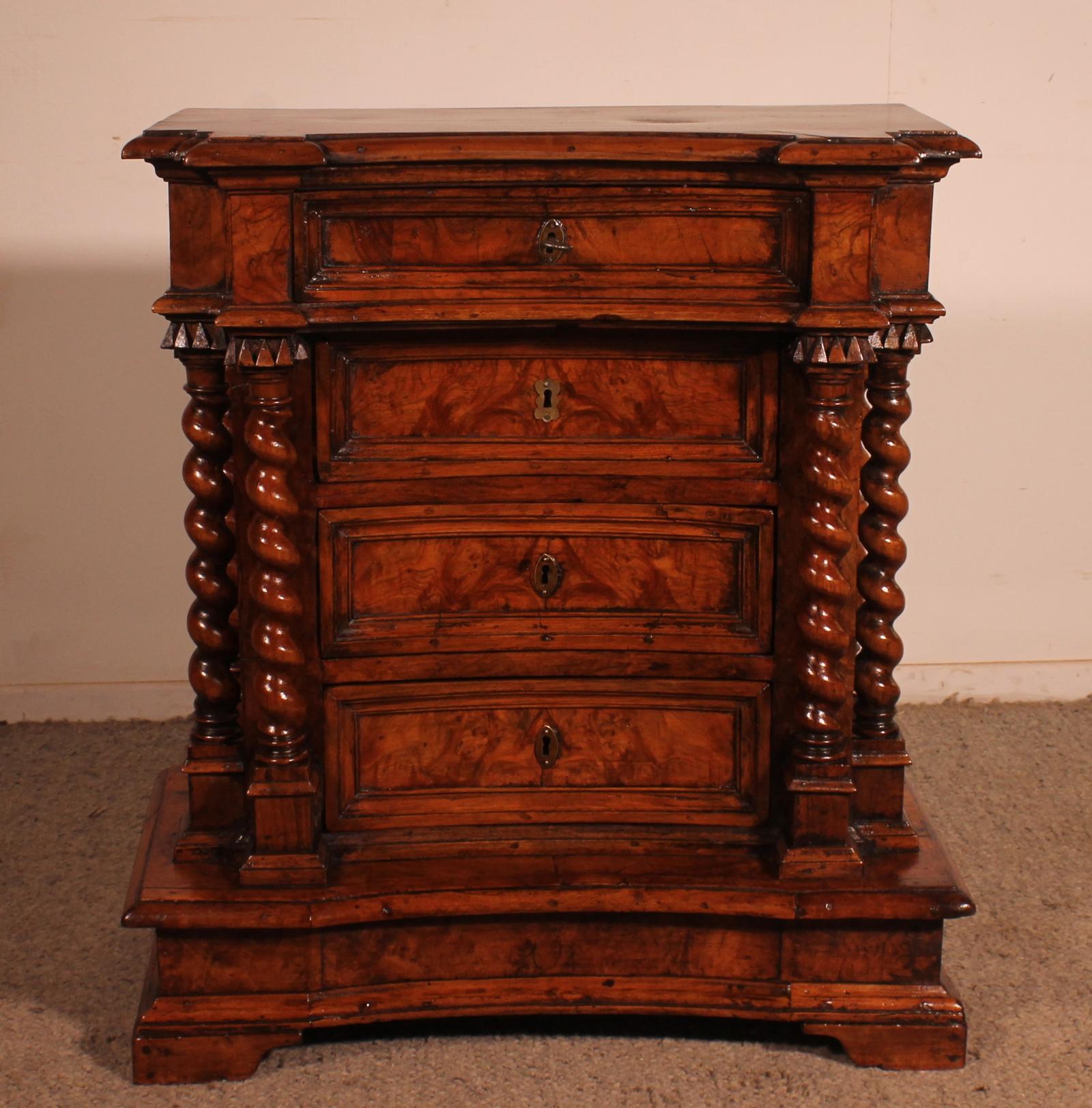 Italian Renaissance Oratory in Walnut and Burl Walnut - 17th Century (1 of 12)