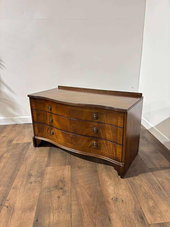 Reproduction Mahogany Serpentine Fronted Three Drawer Chest (1 of 19)