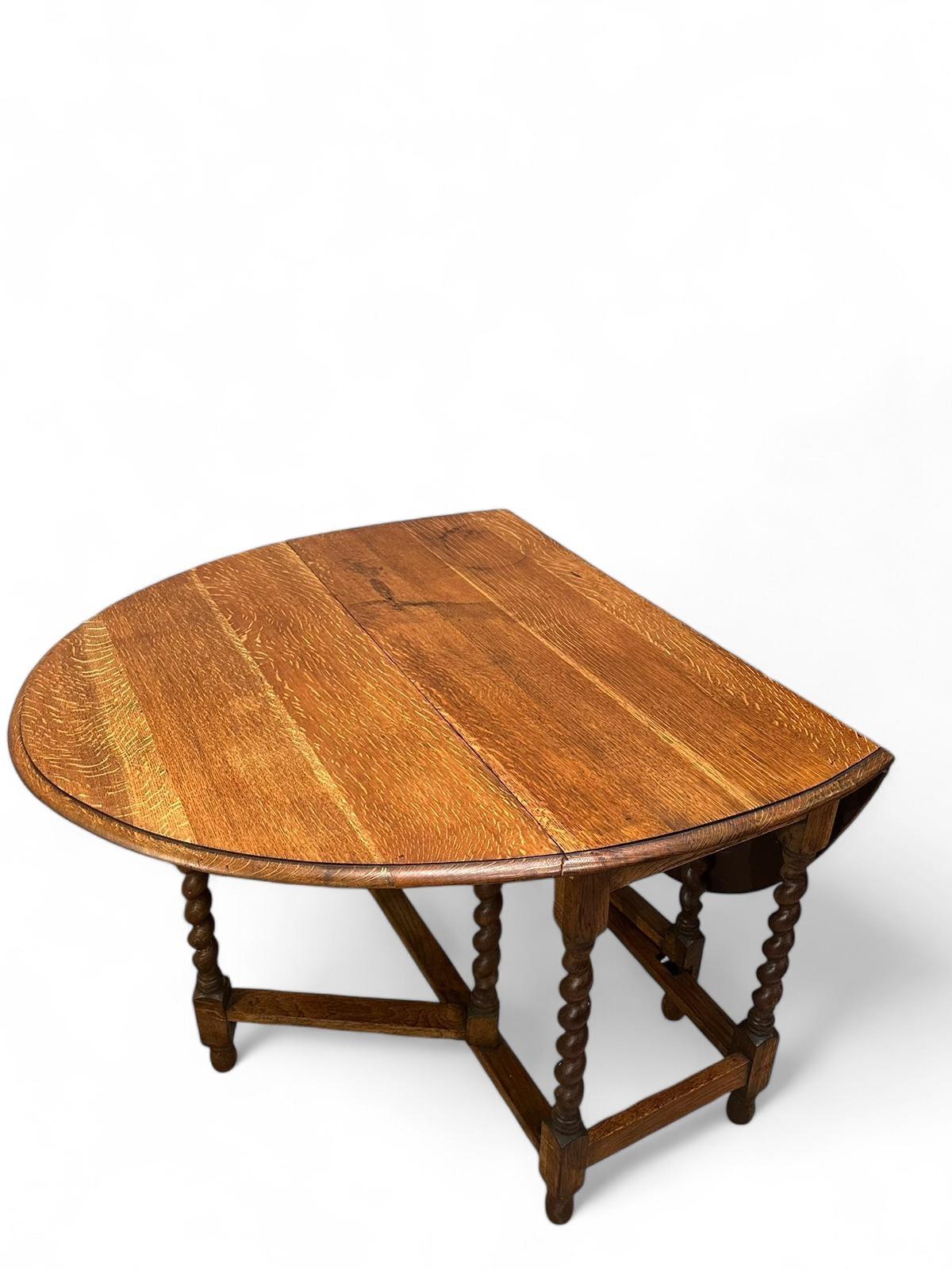 Antique English Oak Drop Leaf Table / Barley Twist Oval Top / 1880s - 1890s / Seats 4-6 (1 of 9)