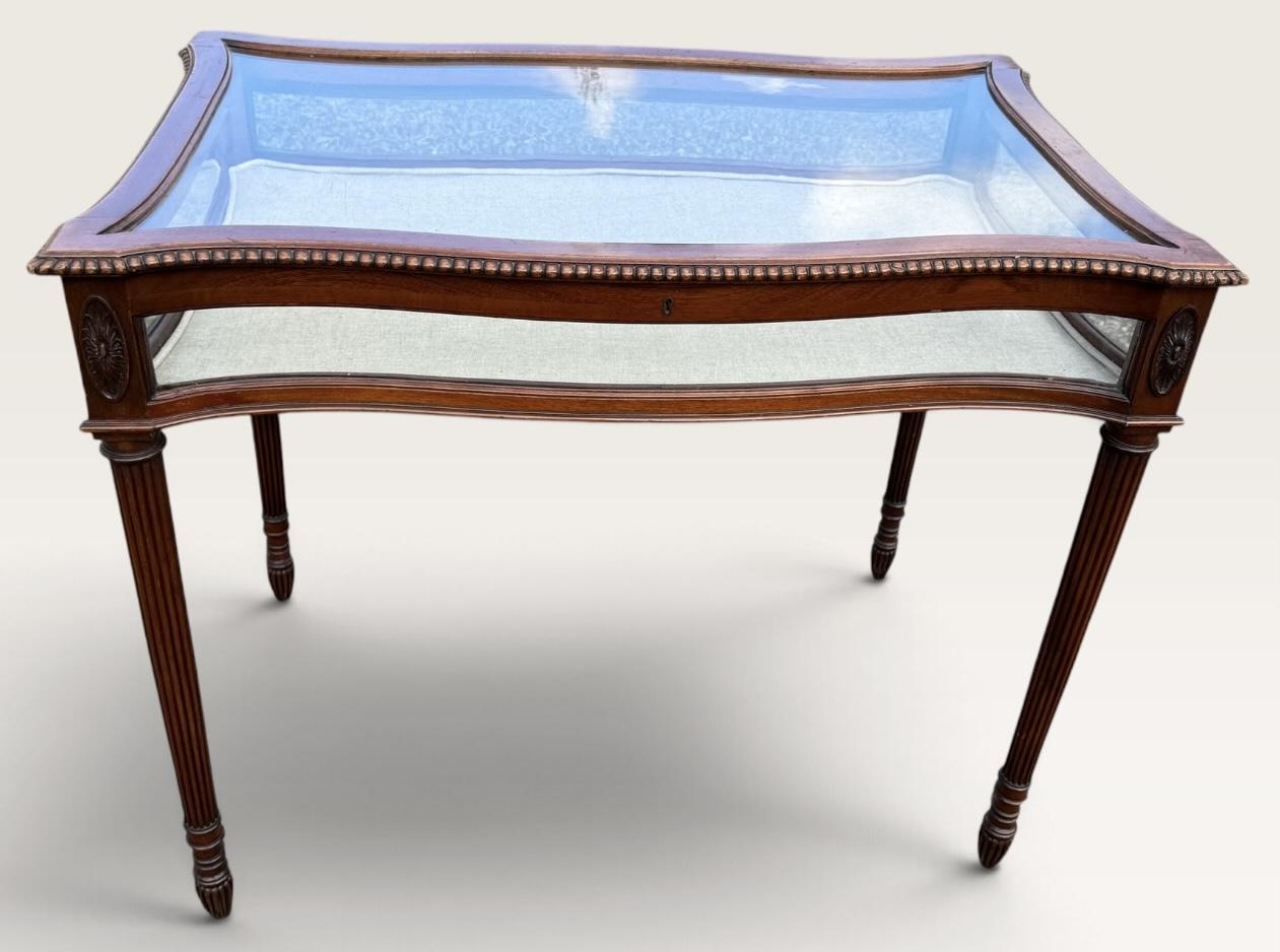 Serpentine Shaped Bijouterie Table (1 of 6) Serpentine Shaped Bijouterie Table (1 of 6)