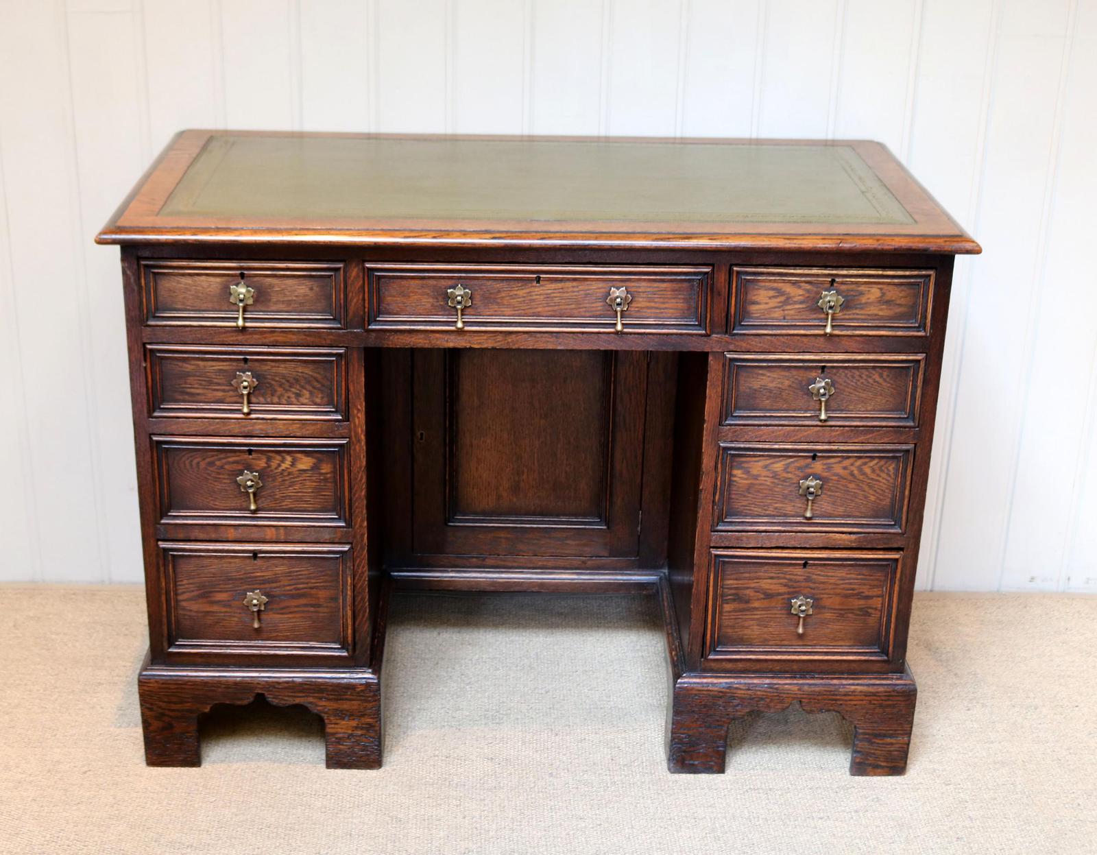 Edwardian Oak Kneehole Desk c 1910 (1 of 10) Edwardian Oak Kneehole Desk c 1910 (1 of 10)