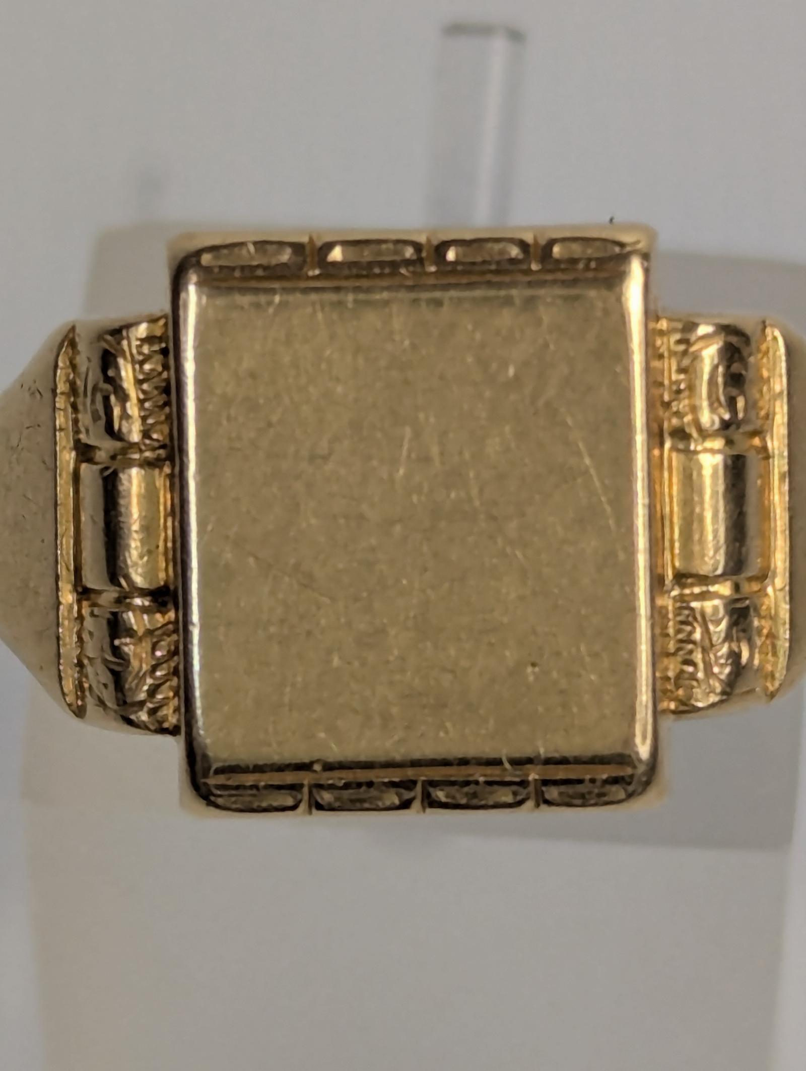 Vintage 18ct Gold Signet Ring (1 of 10) Vintage 18ct Gold Signet Ring (1 of 10)