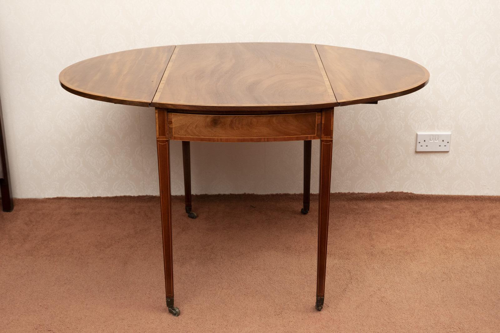 Oval Pembroke Table of Very Fine Quality (1 of 13)