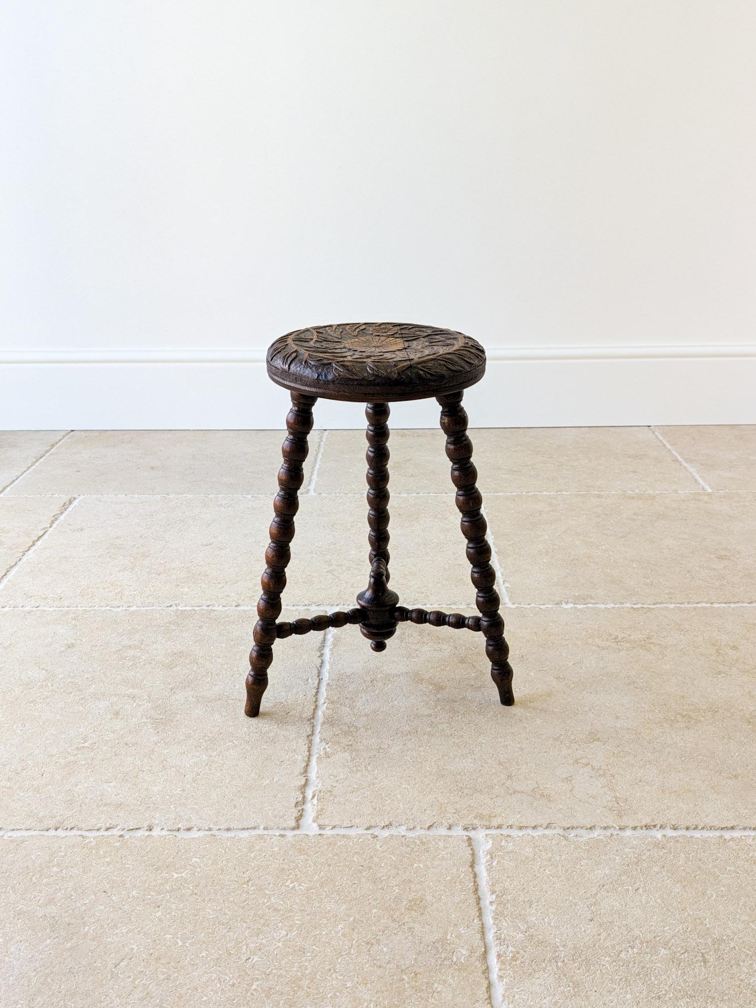 Antique Victorian Carved Oak Tripod Stool c.1890 (1 of 16) Antique Victorian Carved Oak Tripod Stool c.1890 (1 of 16)