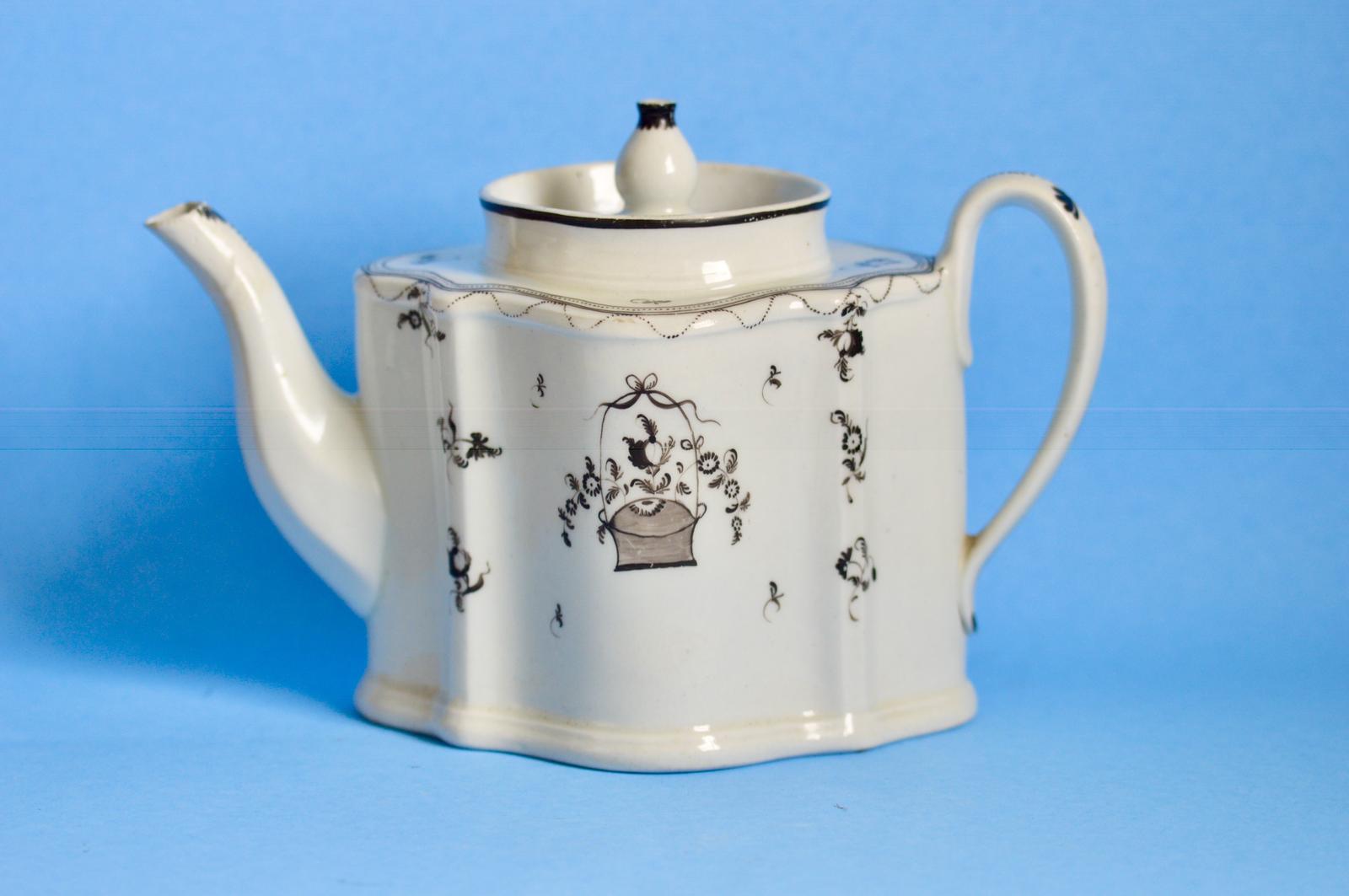 Late 18th Century New Hall Porcelain  Teapot (1 of 11)