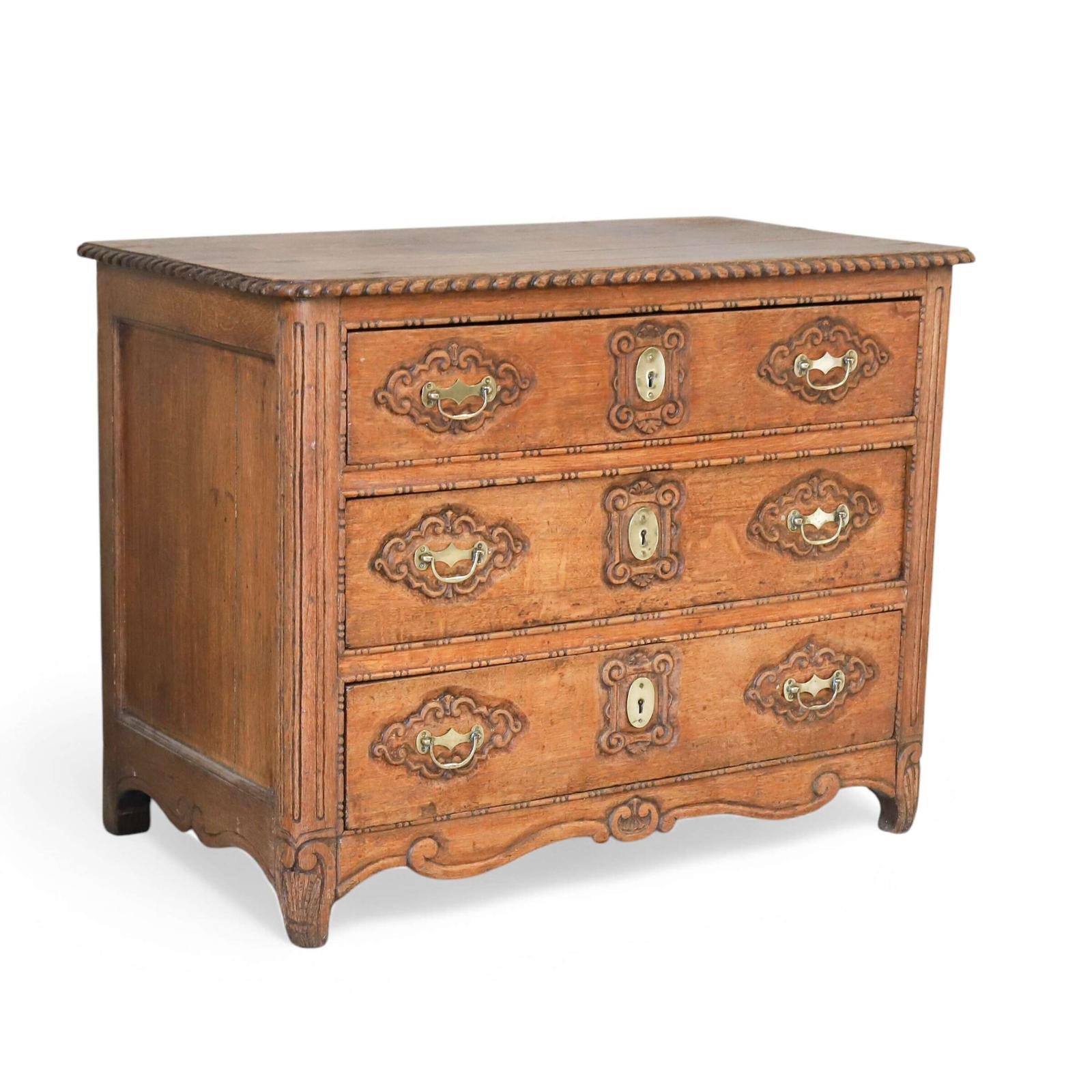 French Late 18th Century Petite Oak Chest of Drawers (1 of 16)