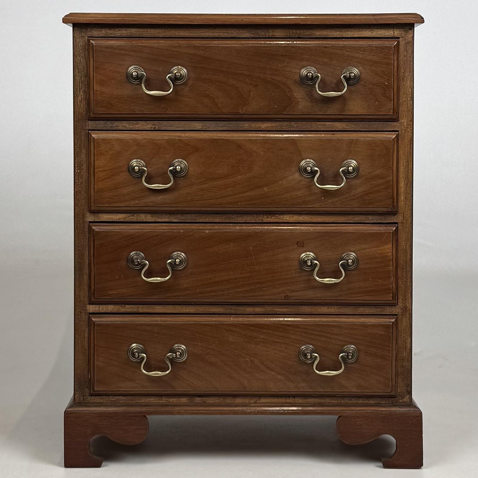 Antique 20th Century Small Chest of Drawers in Mahogany (1 of 11) Antique 20th Century Small Chest of Drawers in Mahogany (1 of 11)