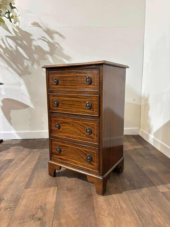 Reproduction Four Drawer Mahogany Chest (1 of 17)