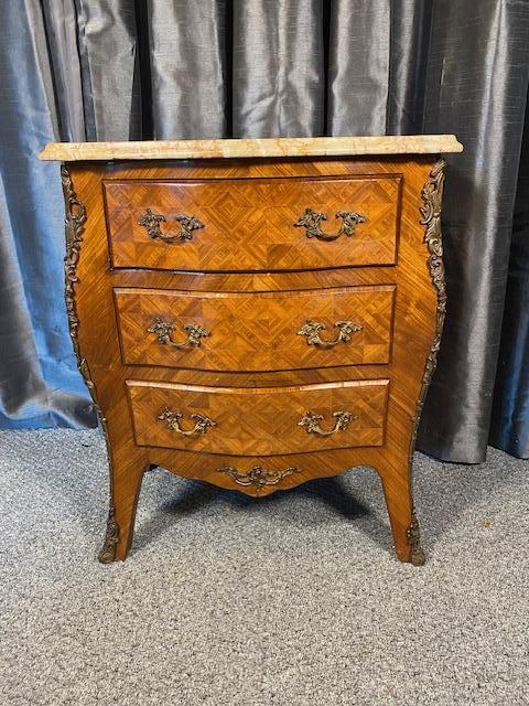 Serpentine Chest of Drawers (1 of 8) Serpentine Chest of Drawers (1 of 8)
