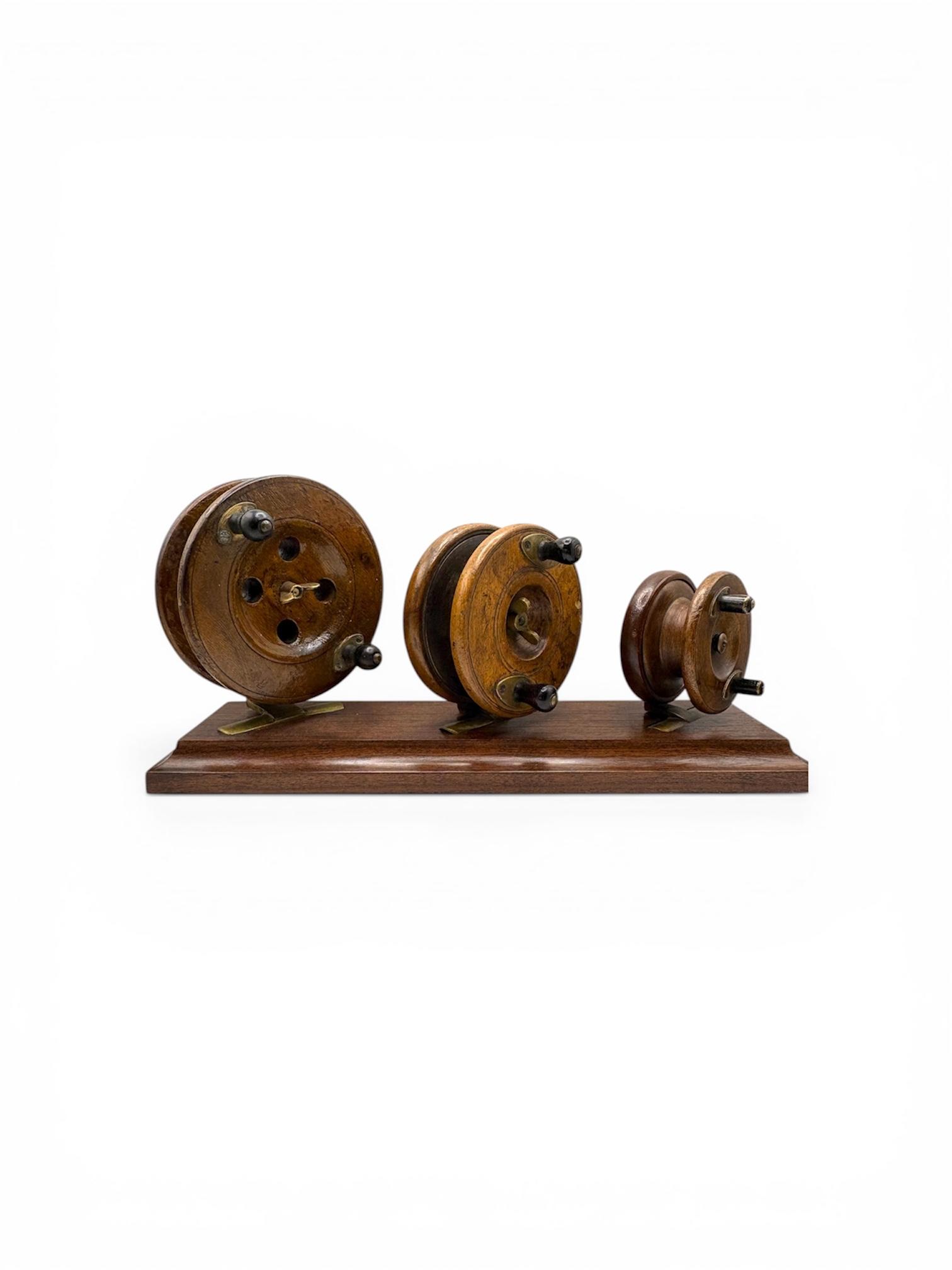 Exceptional Set of Three Antique Wooden Fishing Reels on Stand – Eton Sun, England (1 of 10) Exceptional Set of Three Antique Wooden Fishing Reels on Stand – Eton Sun, England (1 of 10)