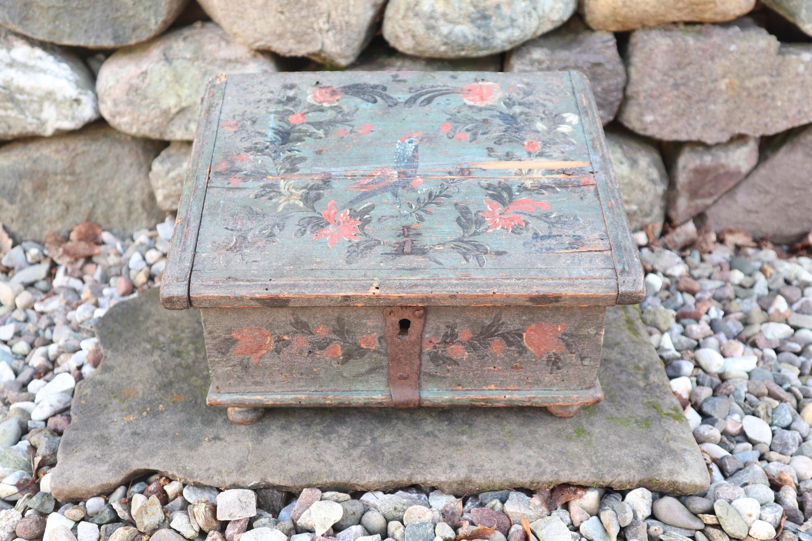 Scandinavian / Swedish 'Folk Art' Bridal / dowry chest, rosmålning heart & love bird decoration c.1780 (1 of 39)