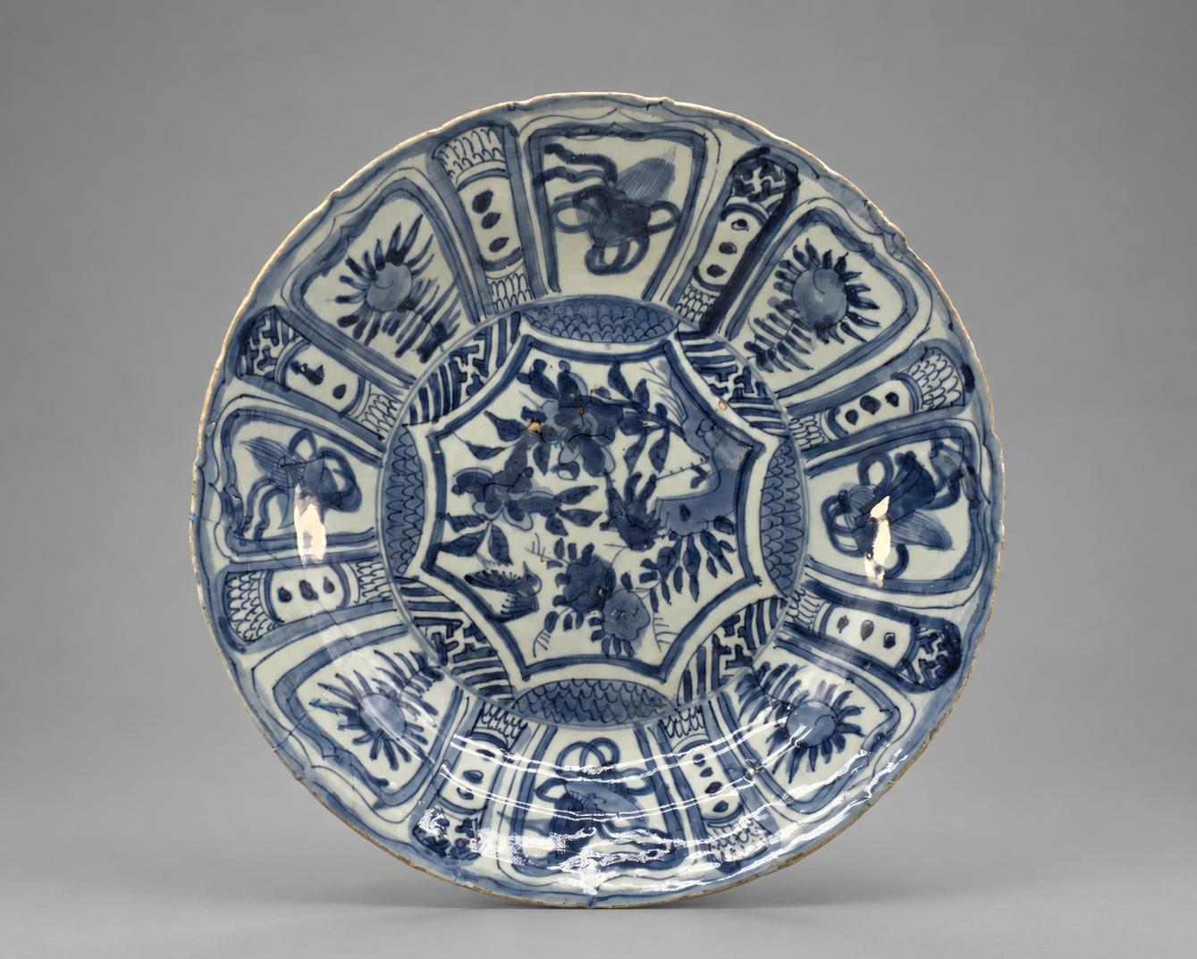 16th-century Chinese Kraak Porcelain Charger – Wanli Period - Blue and White (1 of 14) 16th-century Chinese Kraak Porcelain Charger – Wanli Period - Blue and White (1 of 14)